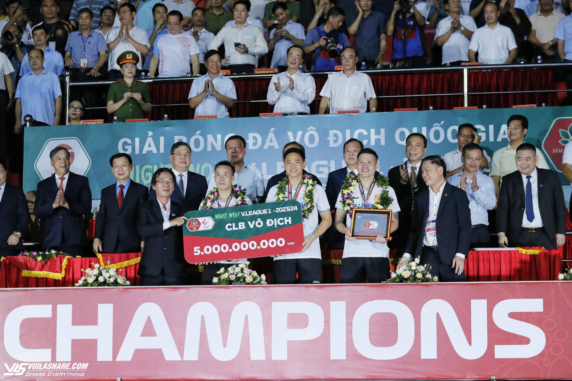 Vô địch V-League với 5 tỉ tiền thưởng, CLB Nam Định bất ngờ nhận thêm món quà quý- Ảnh 1.