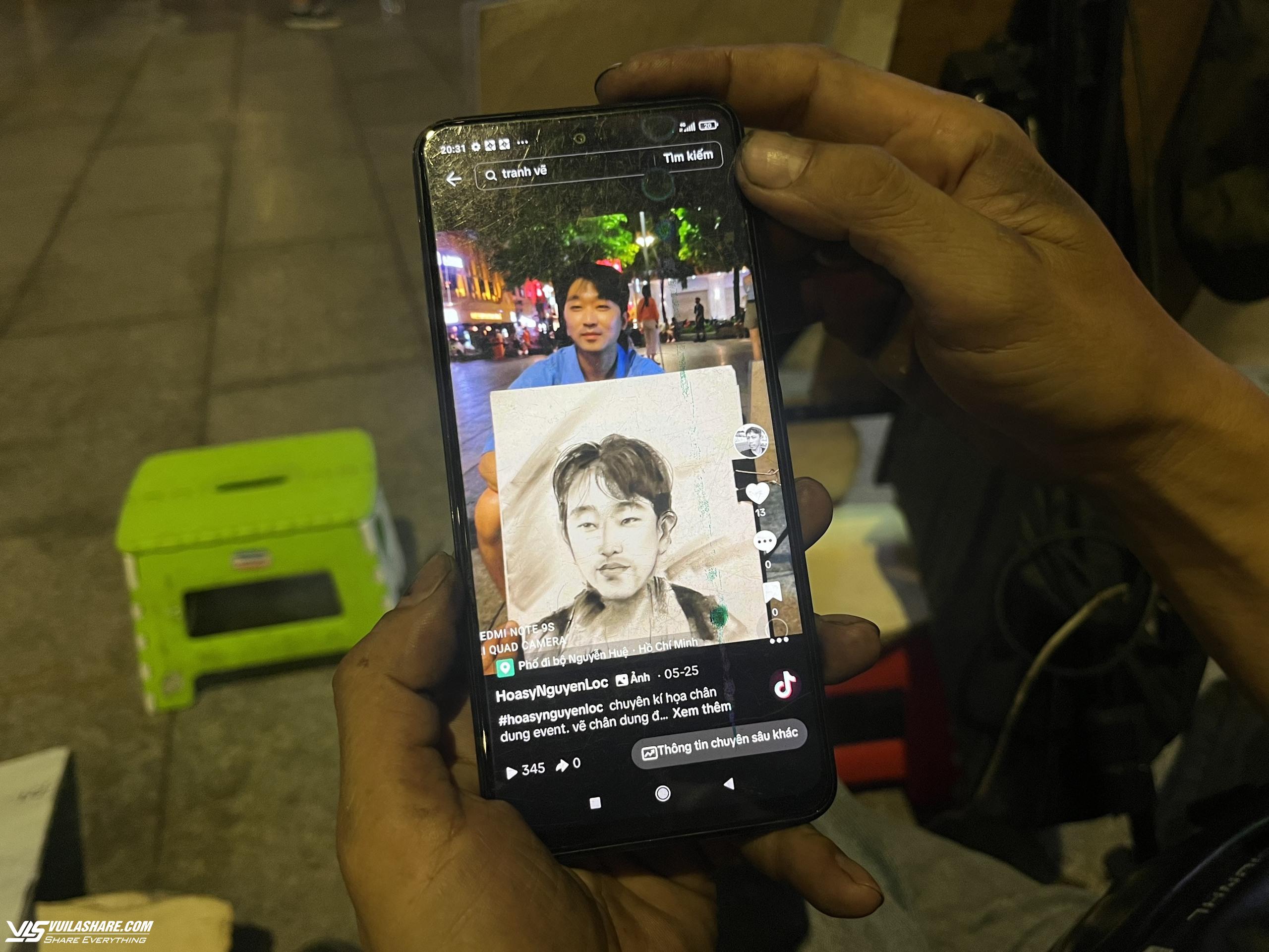 Anh Lộc khoe bức tranh ký họa vẽ cho một khách du lịch Hàn Quốc