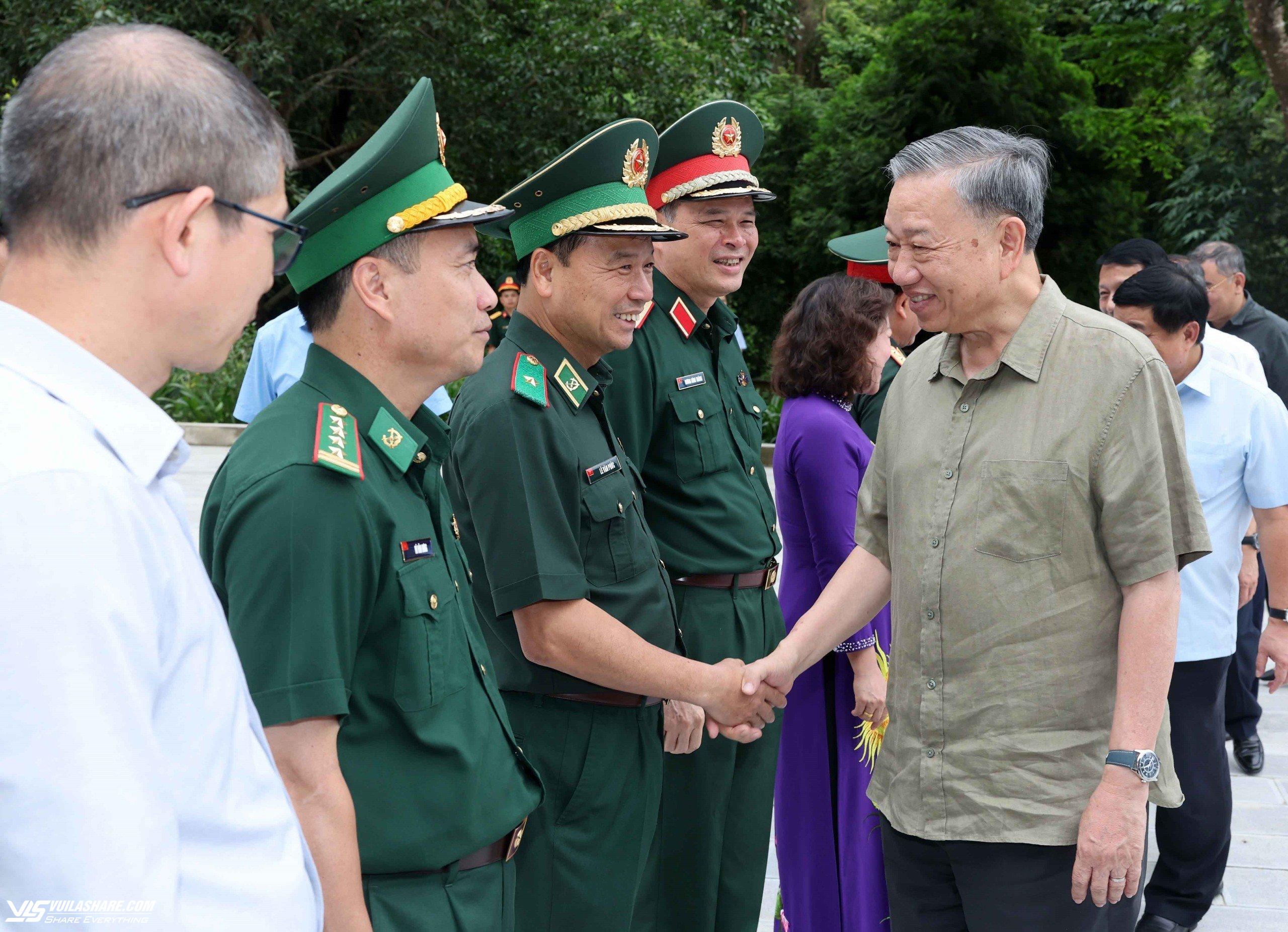 Chủ tịch nước thăm cán bộ, chiến sĩ biên phòng Cao Bằng- Ảnh 1.