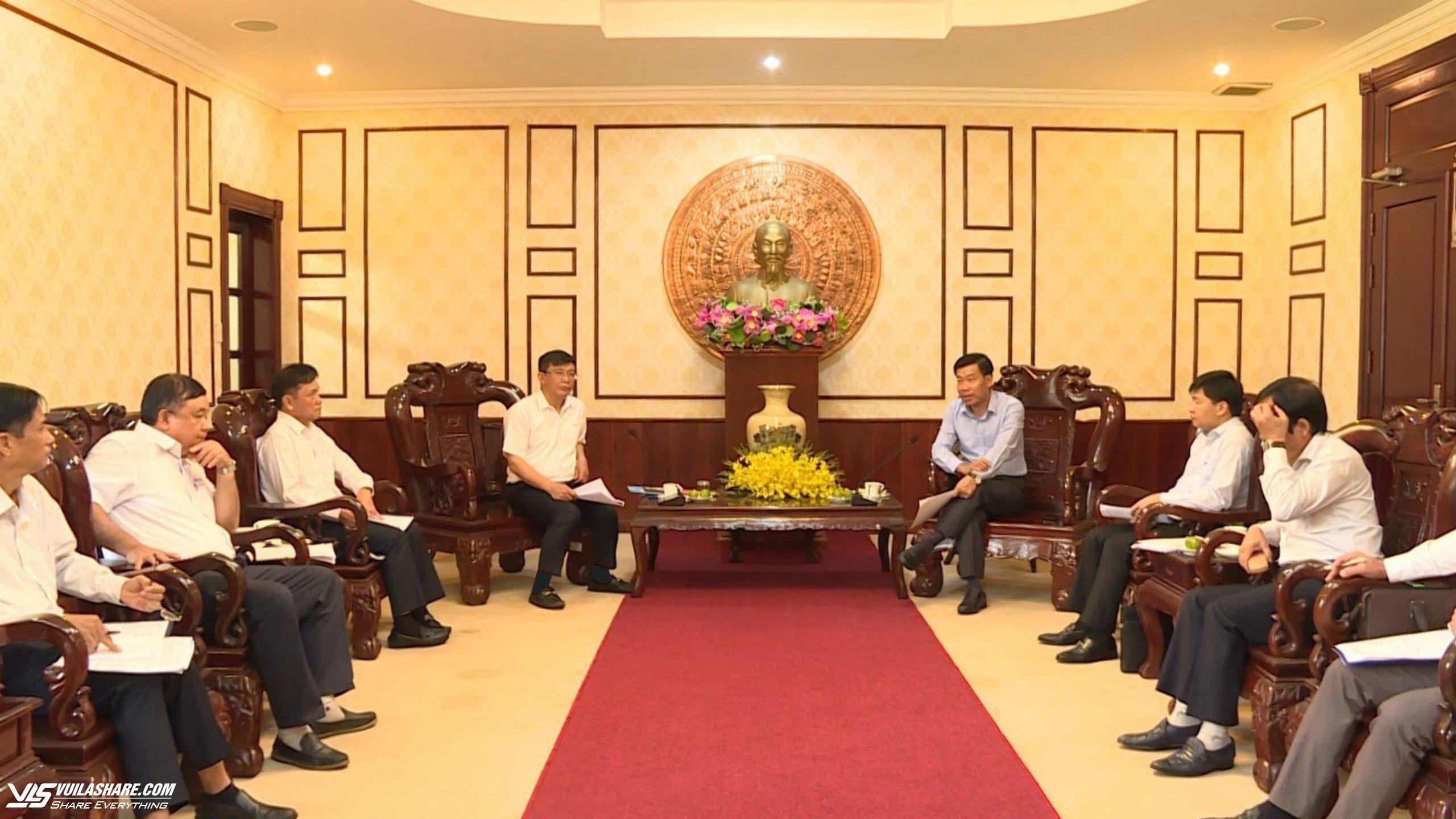Lãnh đạo EVNSPC báo cáo tình hình khó khăn trong công tác đầu tư phát triển lưới điện tại tỉnh Bình Phước. ẢNH: THANH HUYỀN