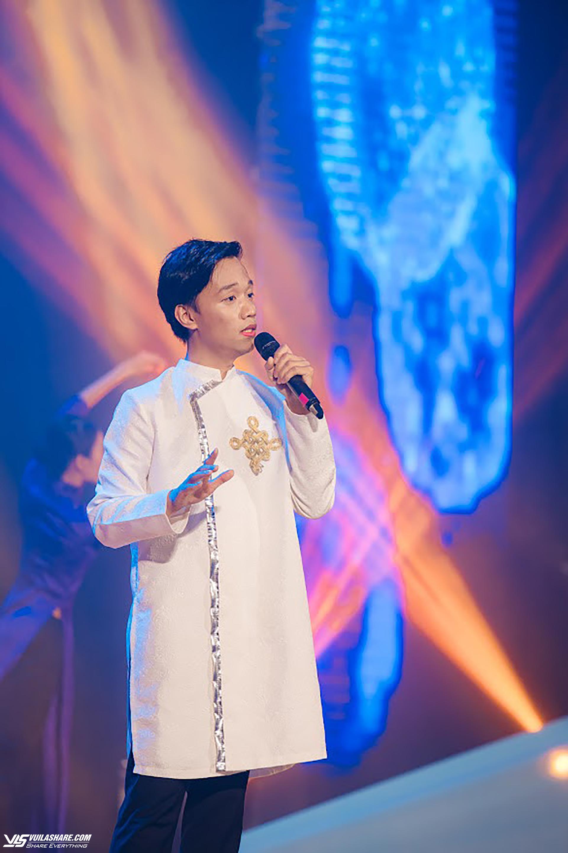 Phi Hoàng từng tham gia một số cuộc thi ca hát