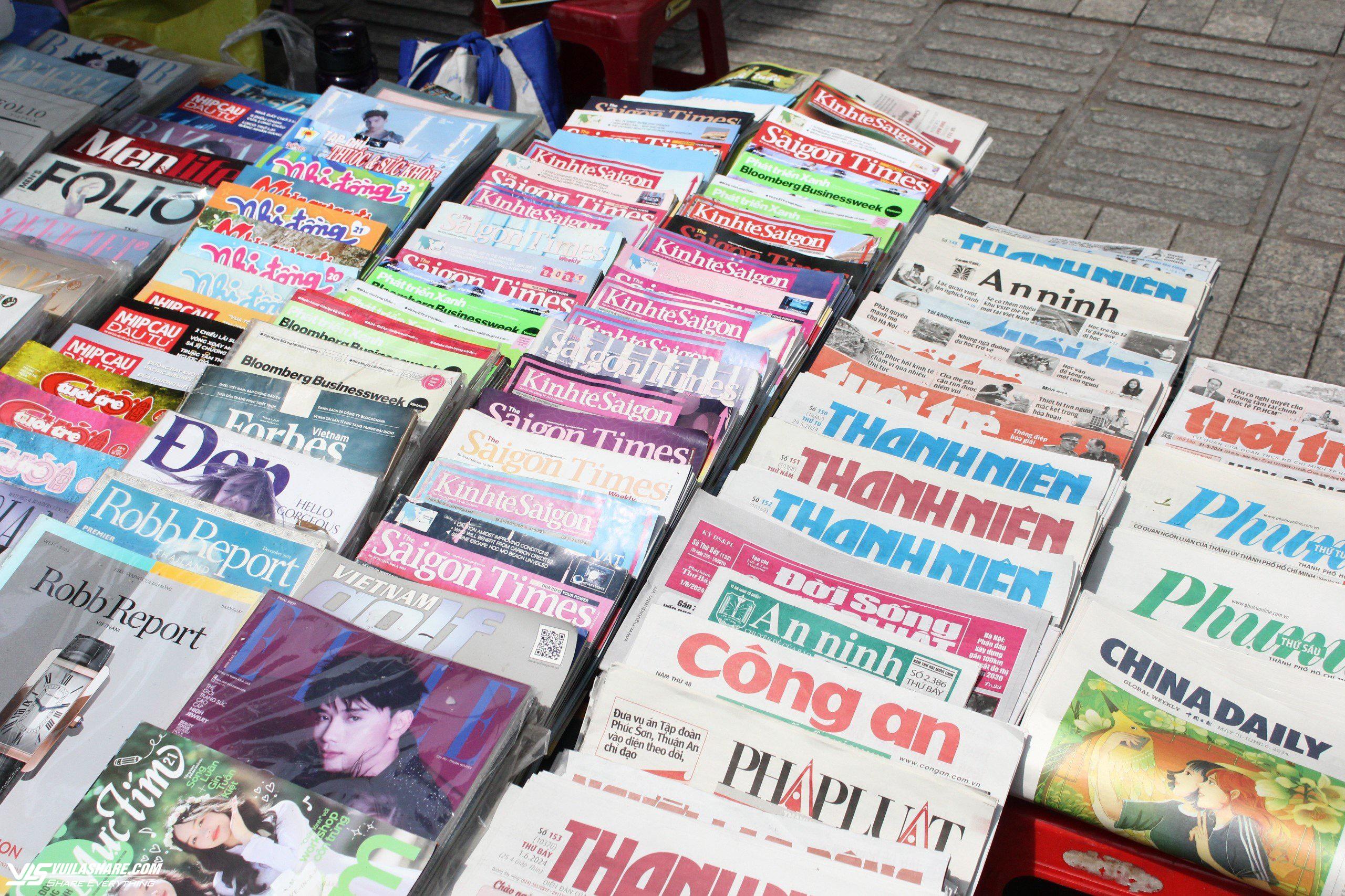 Sạp báo của ông Hùng bán đủ các loại báo giấy, tạp chí, tuần san