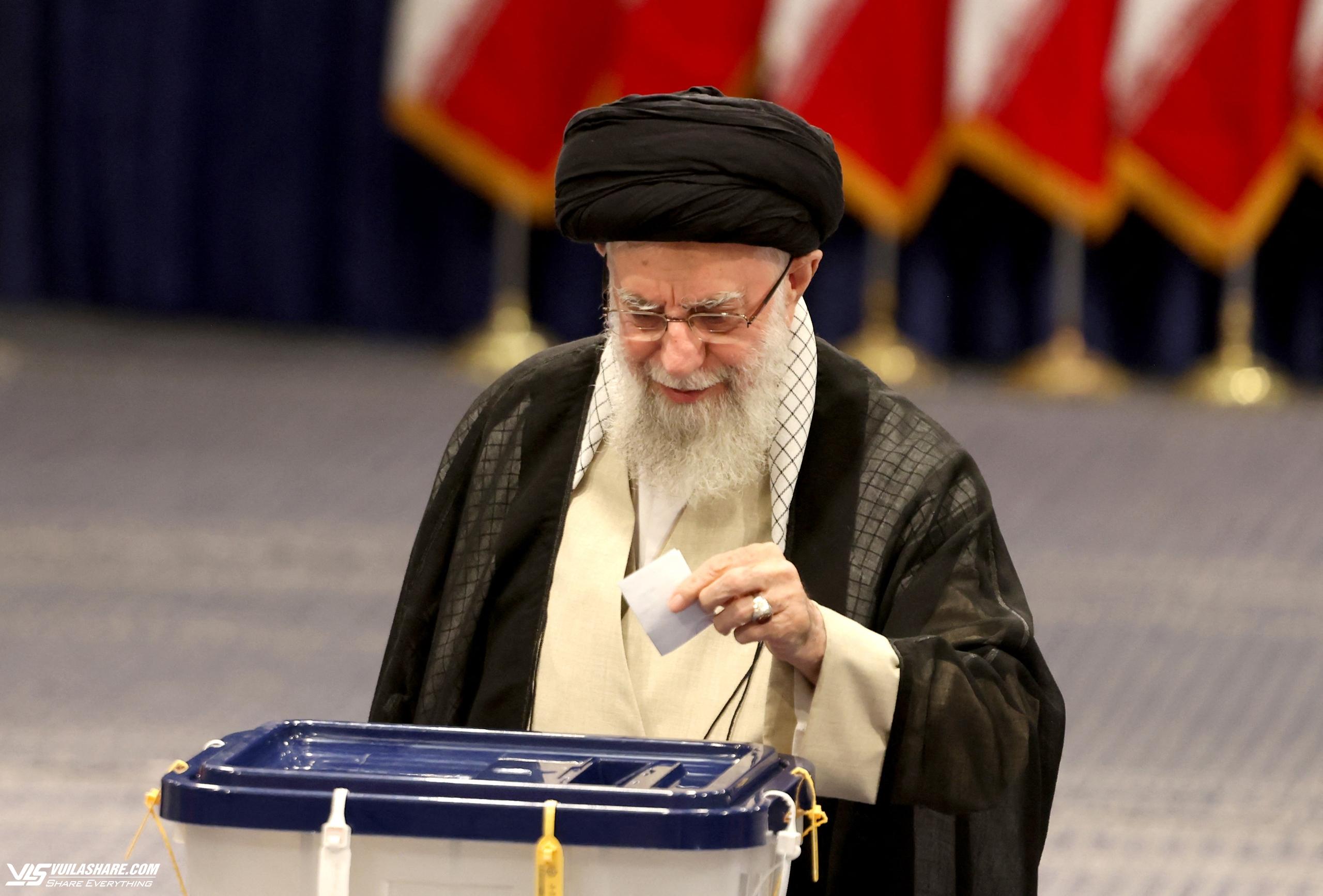Người Iran bỏ phiếu tìm người kế nhiệm tổng thống qua đời do rơi trực thăng- Ảnh 1.