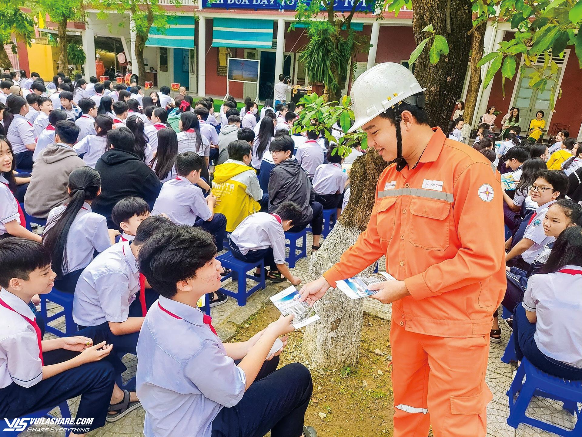 Ngành Điện lực tuyên truyền tiết kiệm điện đến học sinh Đà Nẵng- Ảnh: Trung Lực
