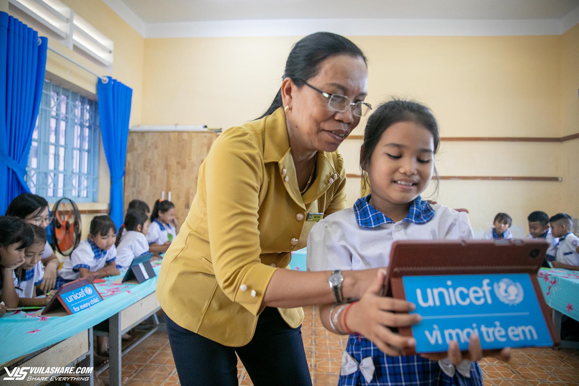 Cô giáo Thạch Thị Via, giáo viên tiếng Khmer tại trường Tiểu học Long Phú C (Sóc Trăng) hướng dẫn học sinh trải nghiệm Thư viện số toàn cầu, trong dự án "Sáng kiến thay đổi tương lai" do UNICEF triển khai với nguồn hỗ trợ từ Masterise Group. Nguồn ảnh: UNICEF Việt Nam