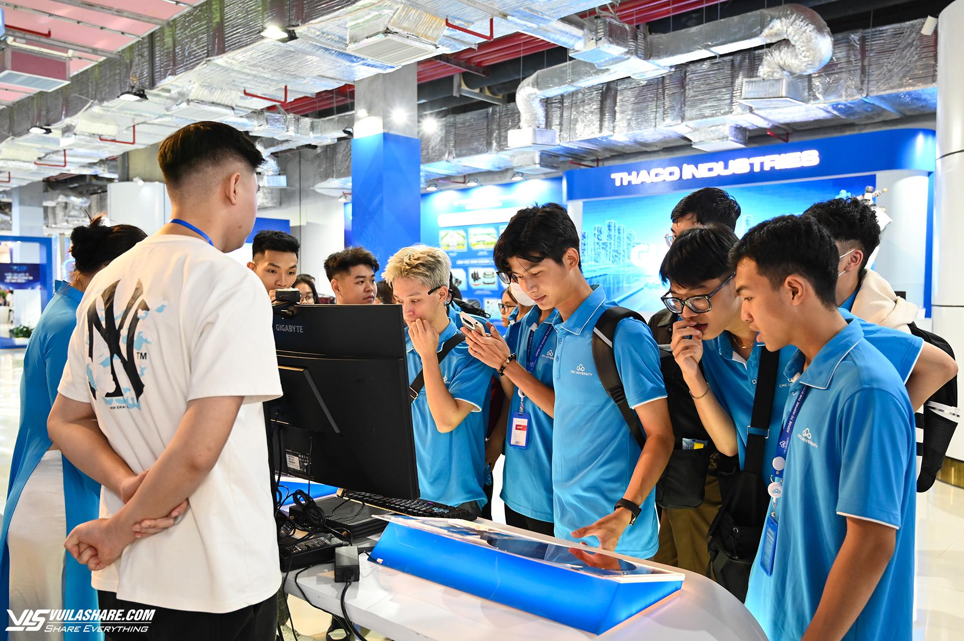 Sinh viên ngành Công nghệ Thông tin tham gia trải nghiệm tại Trung tâm Đổi mới sáng tạo quốc gia (NIC Hòa Lạc)