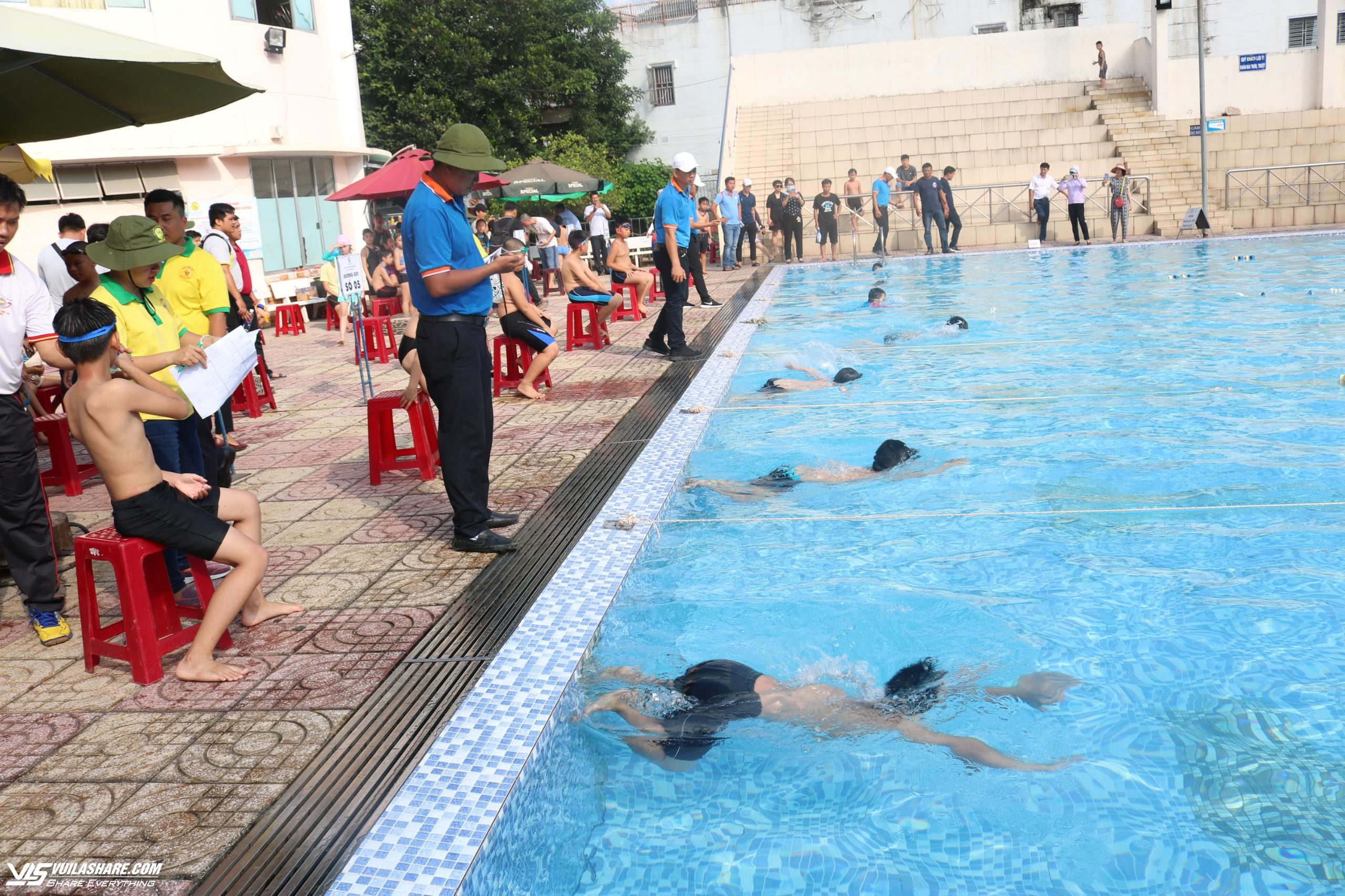 Trẻ em học bơi, kỹ năng sinh tồn ở TP.HCM chống đuối nước: Đủ chọn lựa bình dân- Ảnh 1.