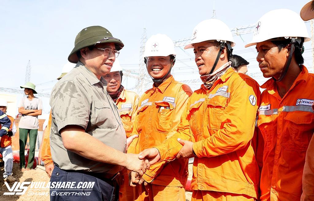 Thủ tướng thăm, tặng quà công nhân và thanh niên tham gia xây dựng đường dây 500 kV- Ảnh 1.