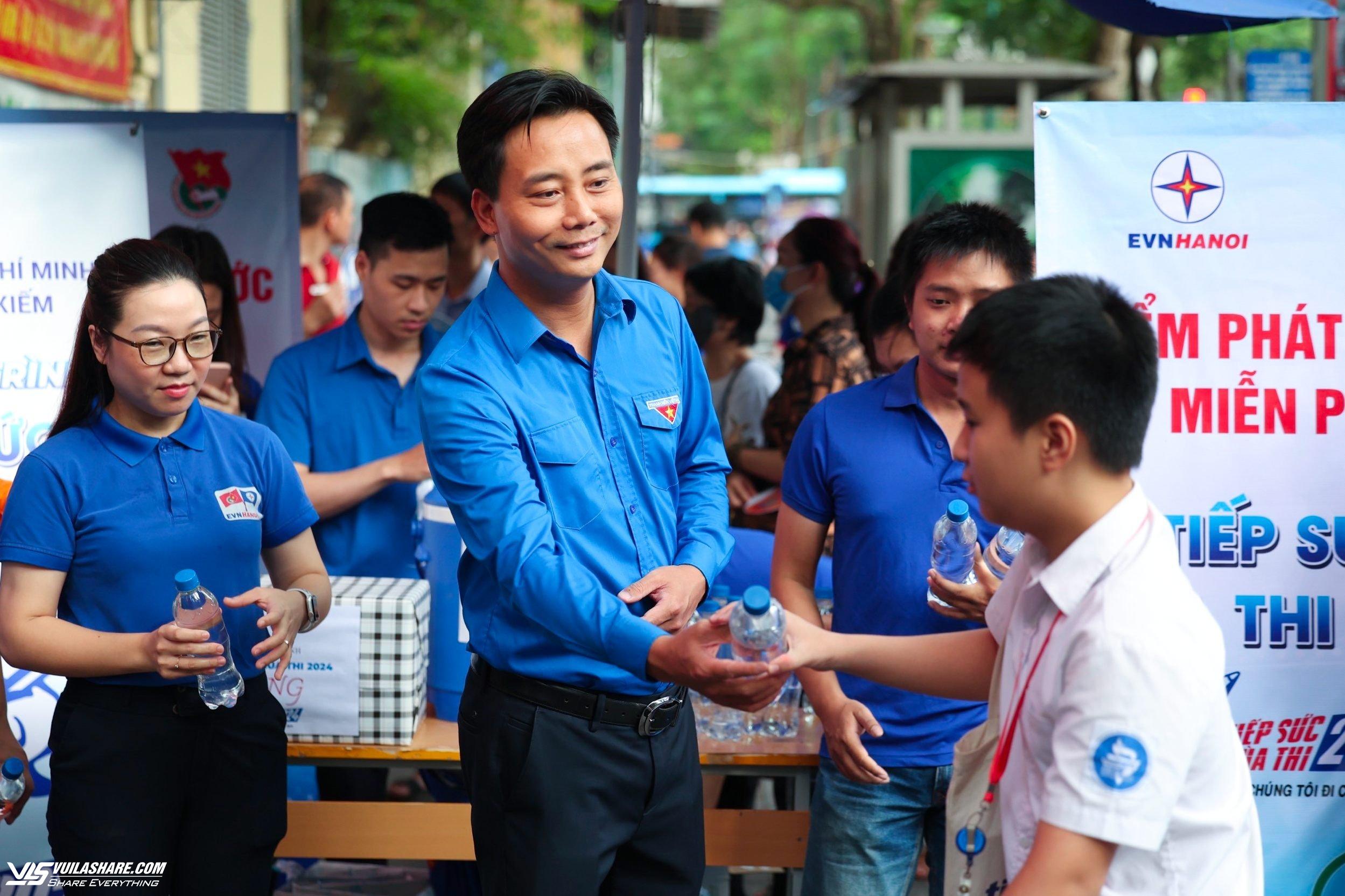 Thành đoàn Hà Nội thăm, tặng quà tình nguyện viên Tiếp sức mùa thi 2024- Ảnh 1.