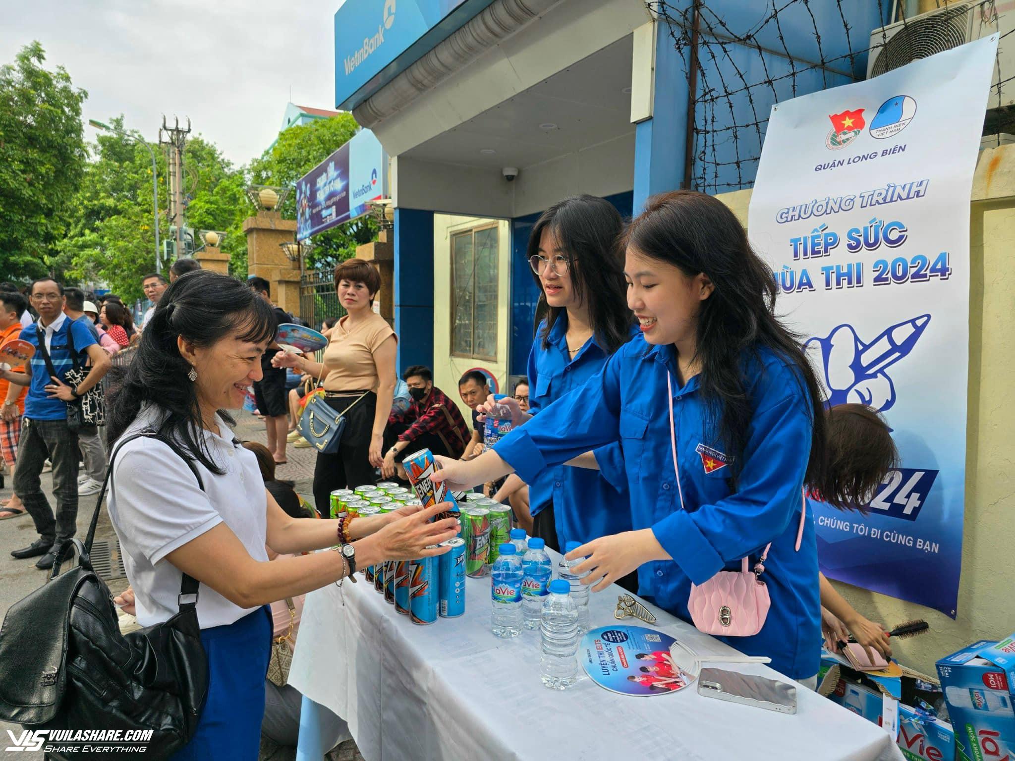 T.Ư Hội Sinh viên Việt Nam tặng quà tình nguyện viên Tiếp sức mùa thi- Ảnh 2.