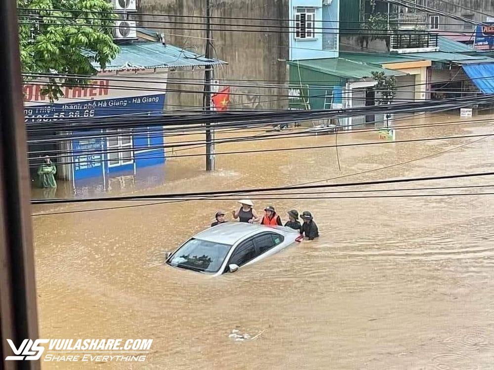 Nguoi dan mien Bac ung pho voi lu quet qua cong dien khan tren Zalo hinh anh