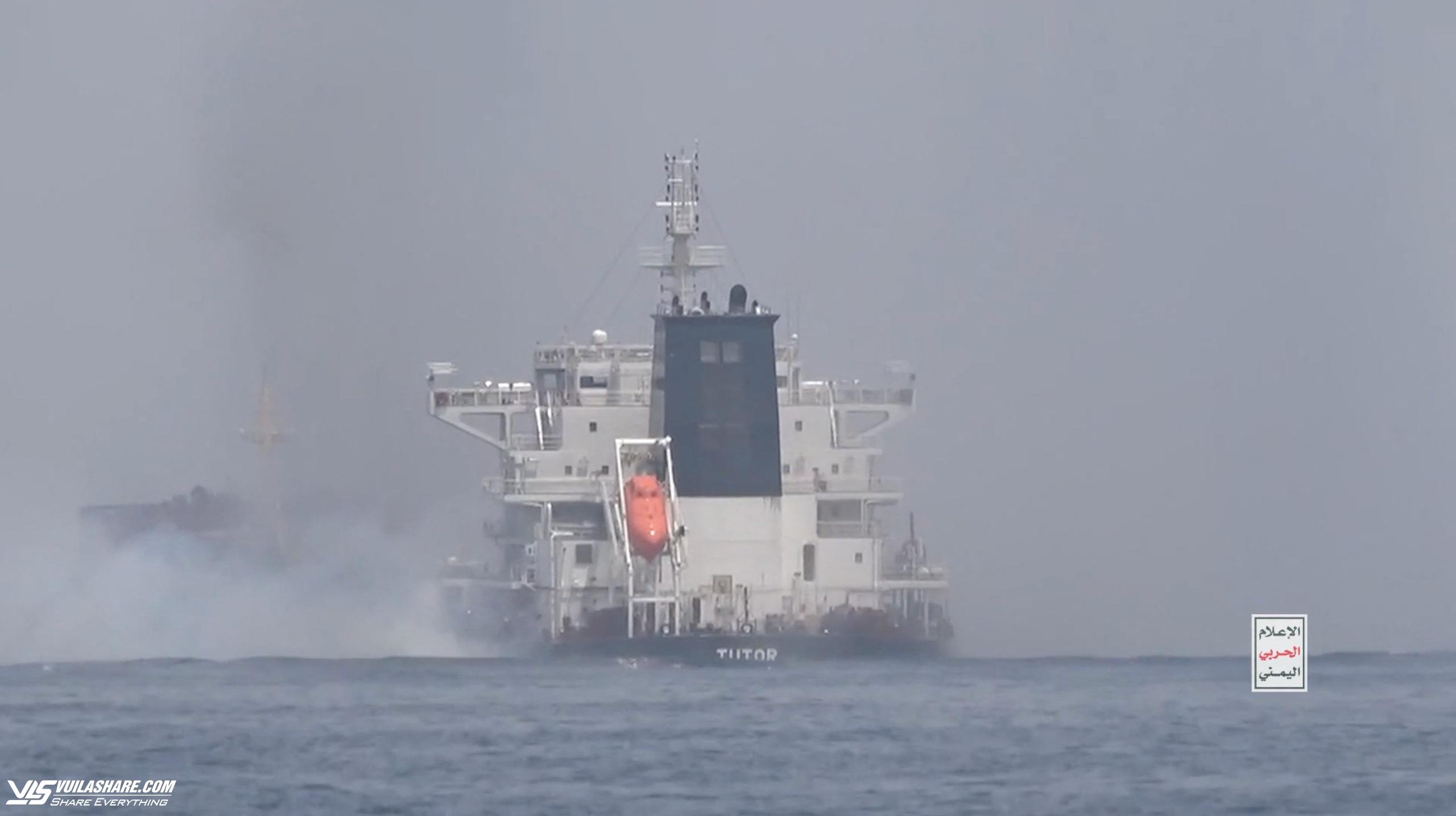 Houthi bắn tên lửa bội siêu thanh vào tàu Israel?- Ảnh 1.