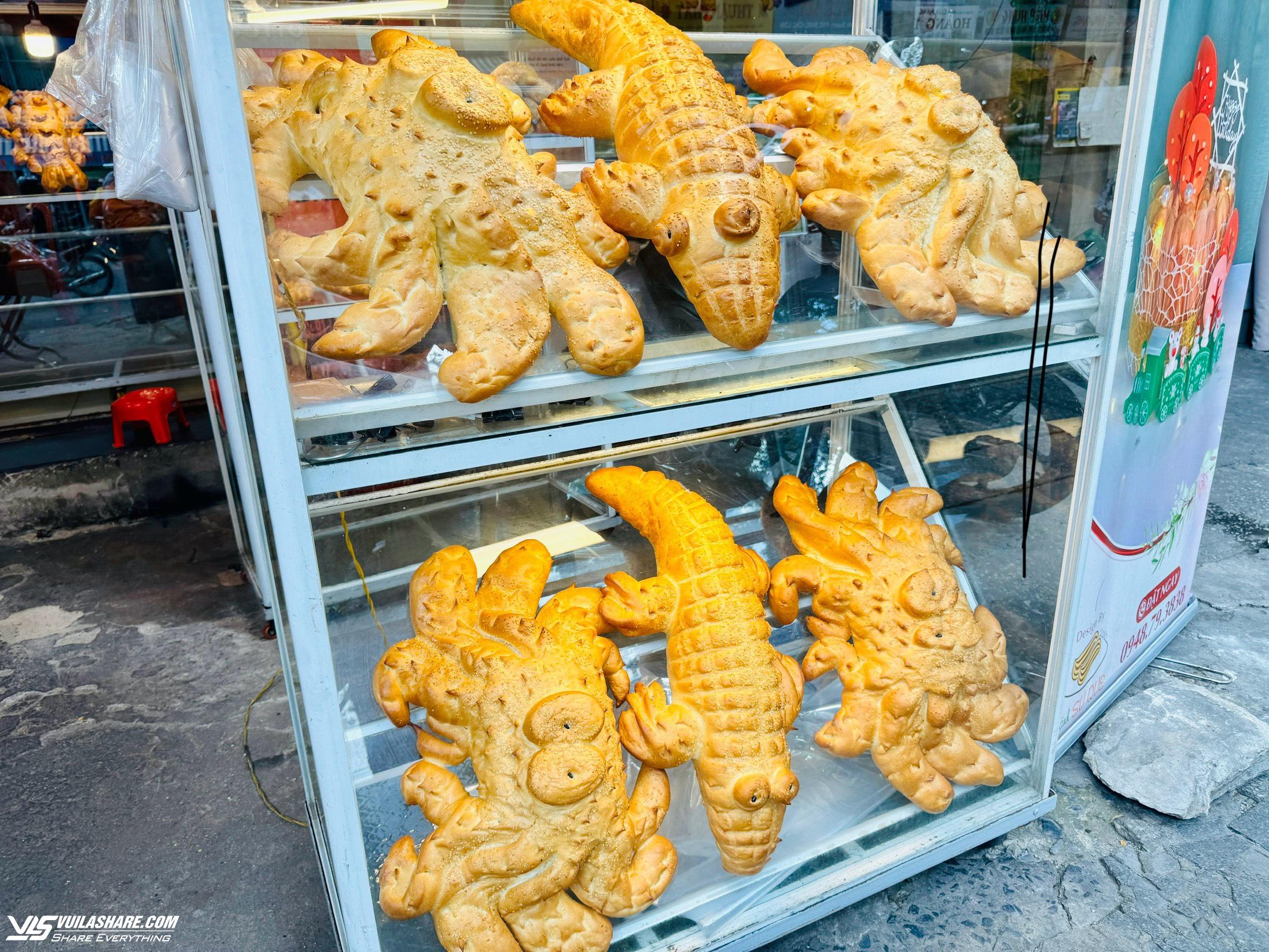 Bánh mì cá sấu khổng lồ ở TP.HCM hết lạ nhưng ông chủ quyết không nghỉ bán- Ảnh 3.