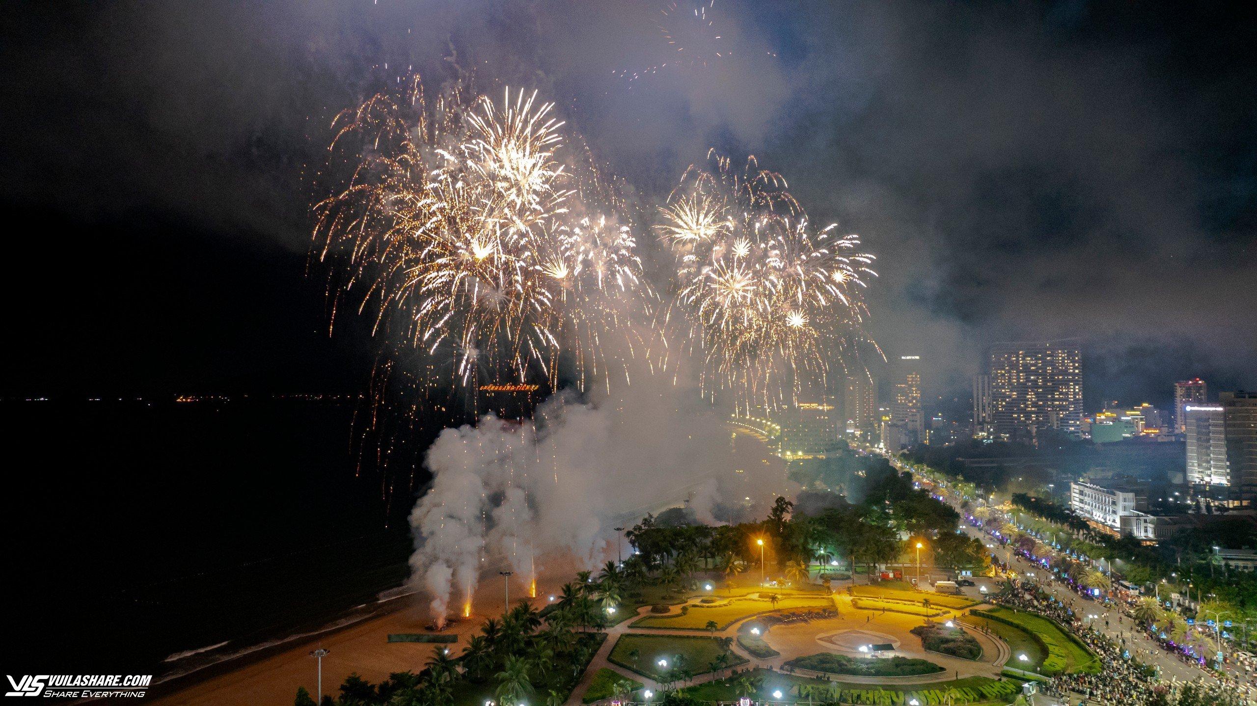 Hàng ngàn người dân và khách du lịch đổ về Quy Nhơn xem pháo hoa tầm cao- Ảnh 4.