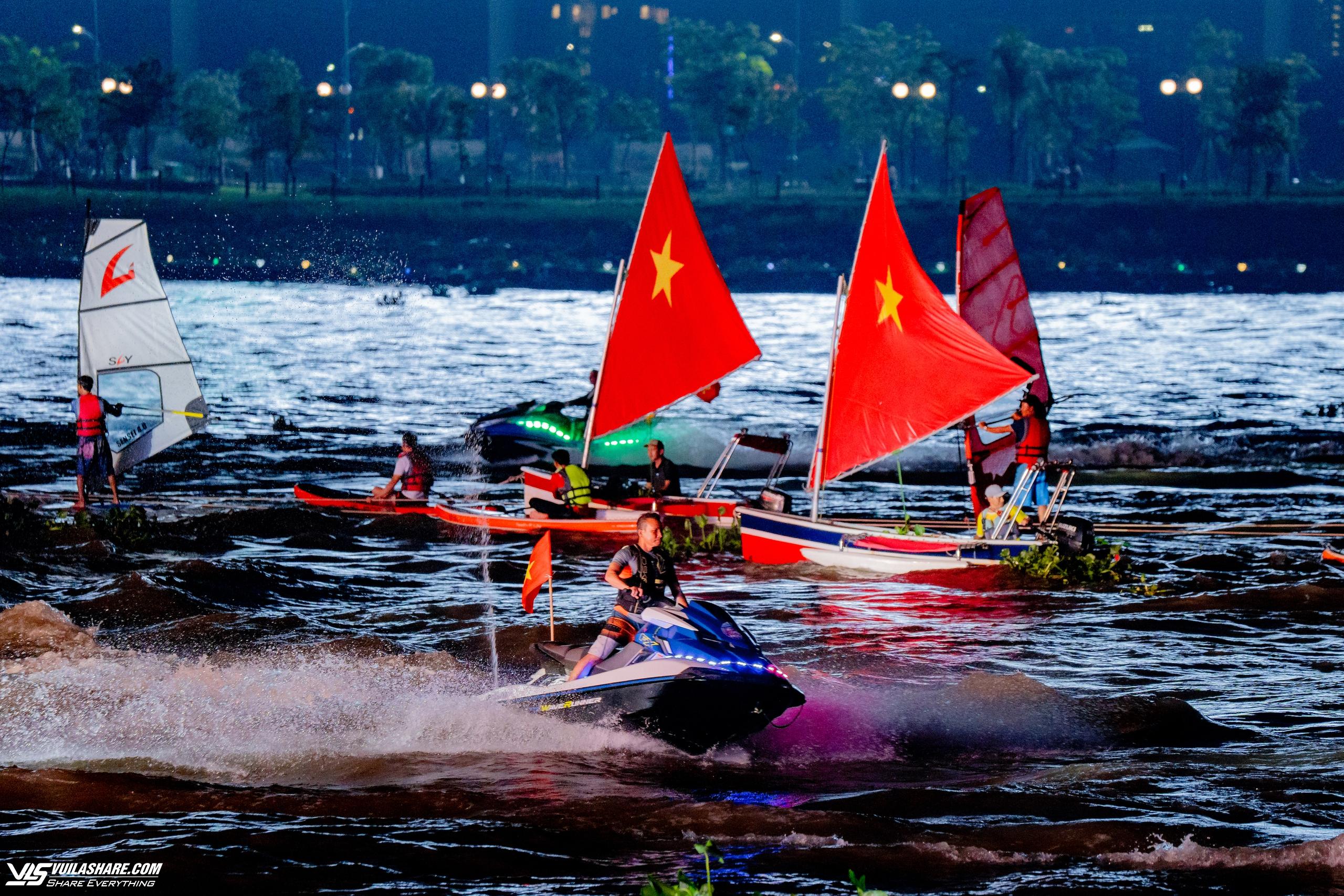 Đông nghẹt người dân TP.HCM xem trình diễn drone bế mạc Lễ hội sông nước- Ảnh 1.