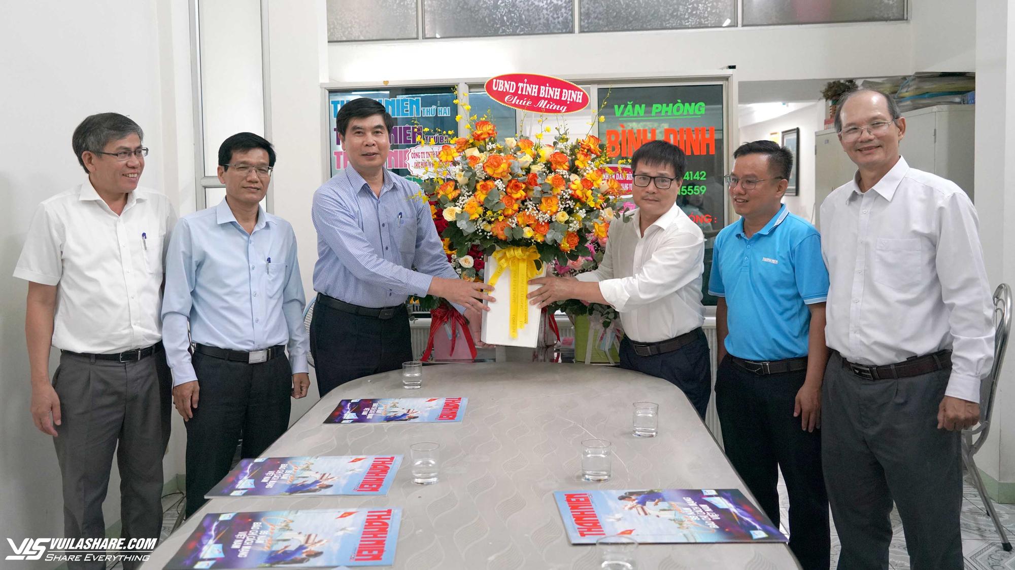 Phó chủ tịch UBND tỉnh Bình Định Lâm Hải Giang thăm, chúc mừng Báo Thanh Niên- Ảnh 1.