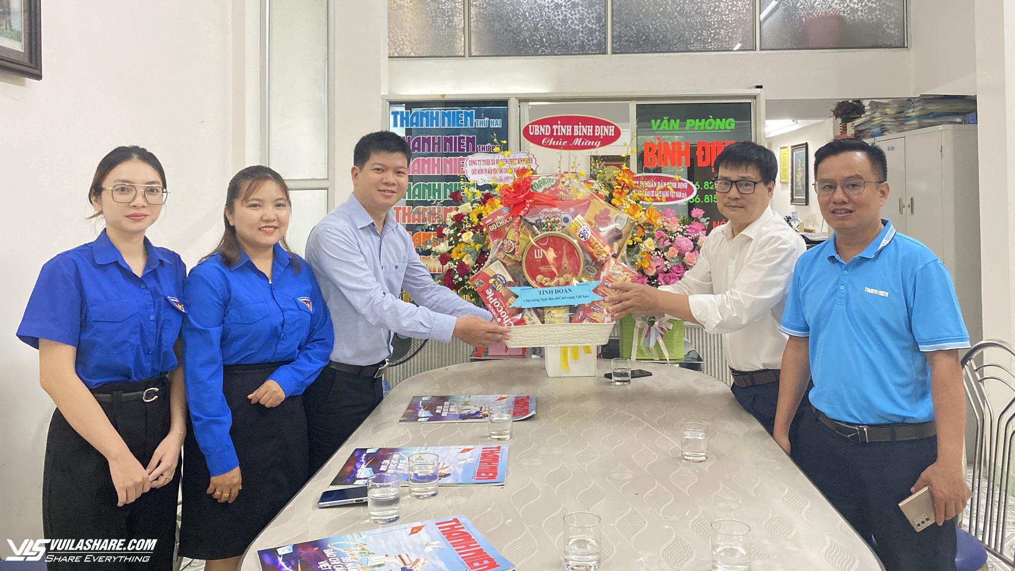 Phó chủ tịch UBND tỉnh Bình Định Lâm Hải Giang thăm, chúc mừng Báo Thanh Niên- Ảnh 2.