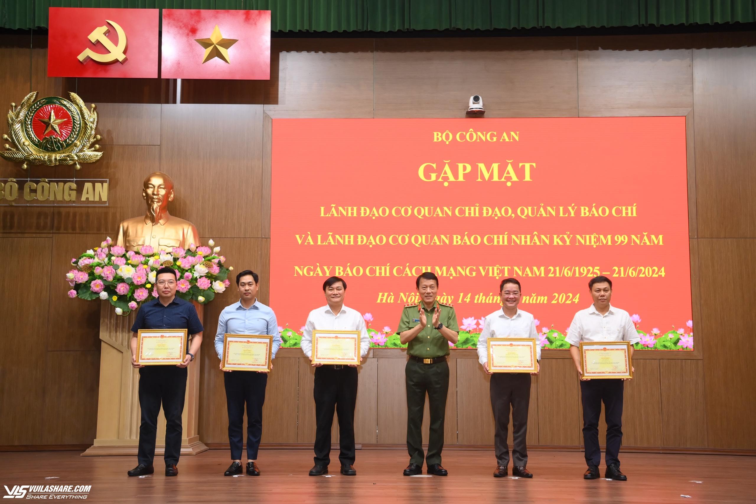 Báo Thanh Niên vinh dự nhận bằng khen của Bộ trưởng Bộ Công an- Ảnh 1.