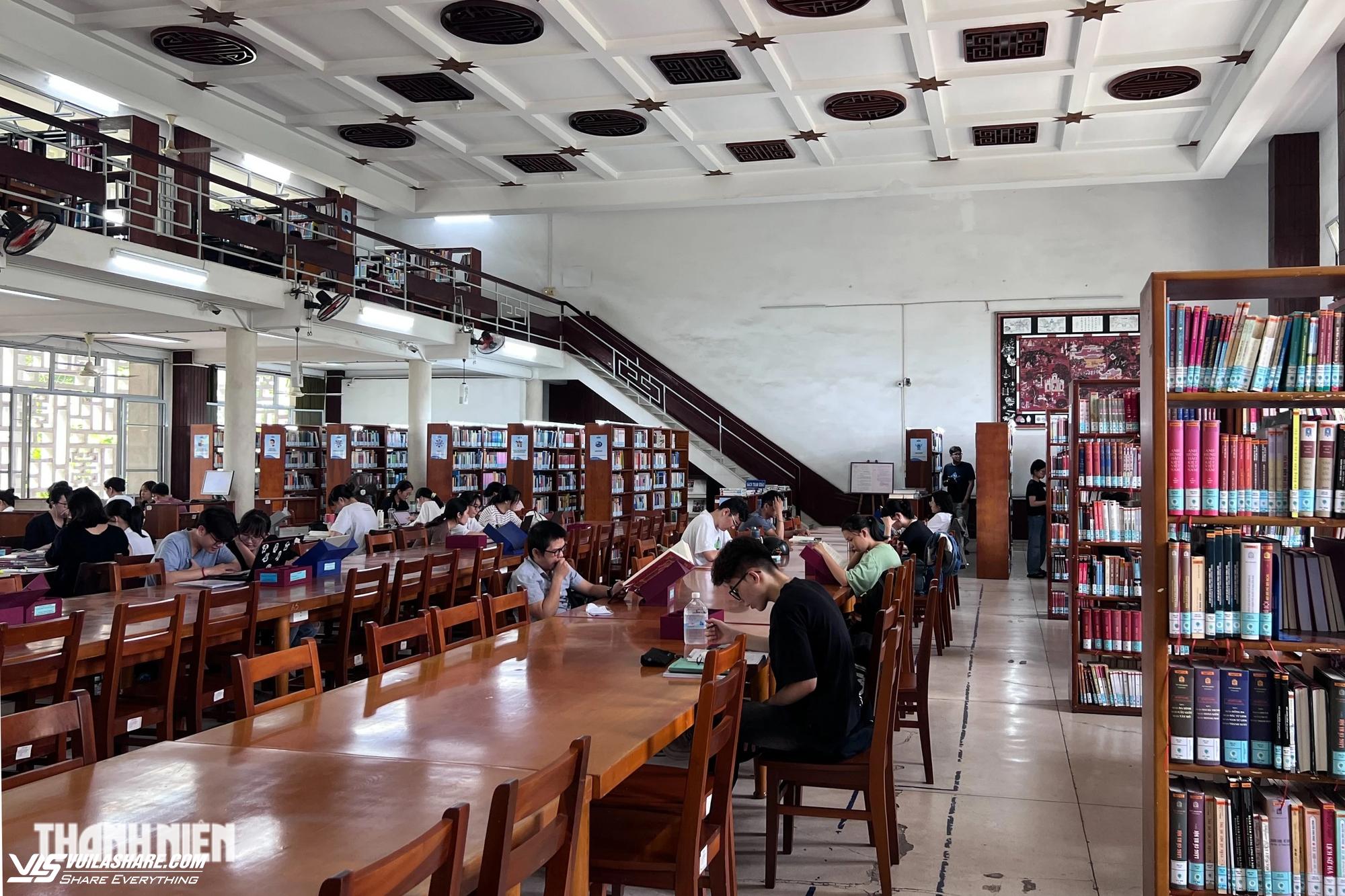 Bên trong thư viện công cộng đầu tiên ở Việt Nam hoạt động đến ngày nay- Ảnh 3.