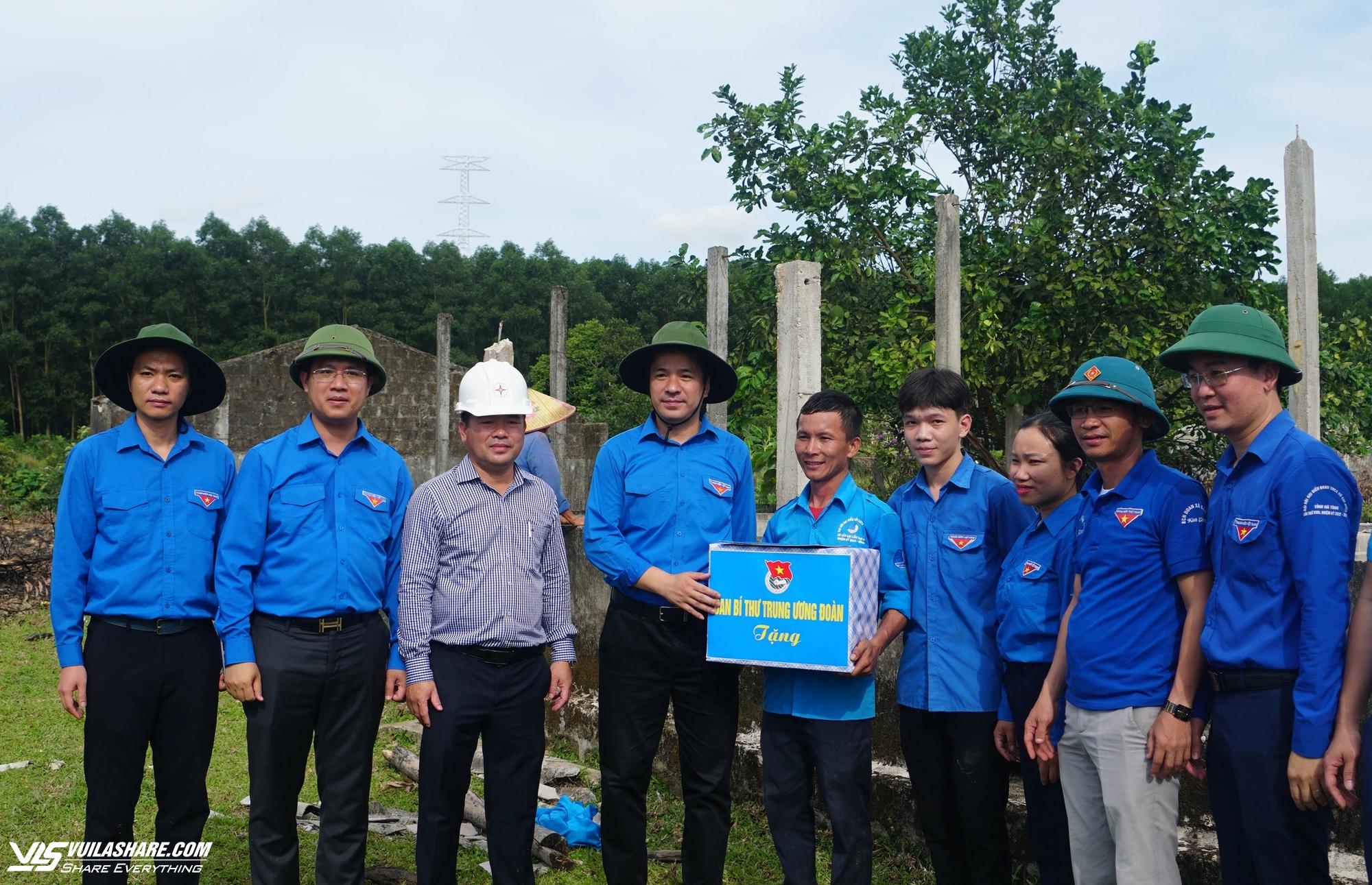 Anh Ngô Văn Cương thăm, động viên thanh niên tình nguyện hỗ trợ dự án 500 kV- Ảnh 1.