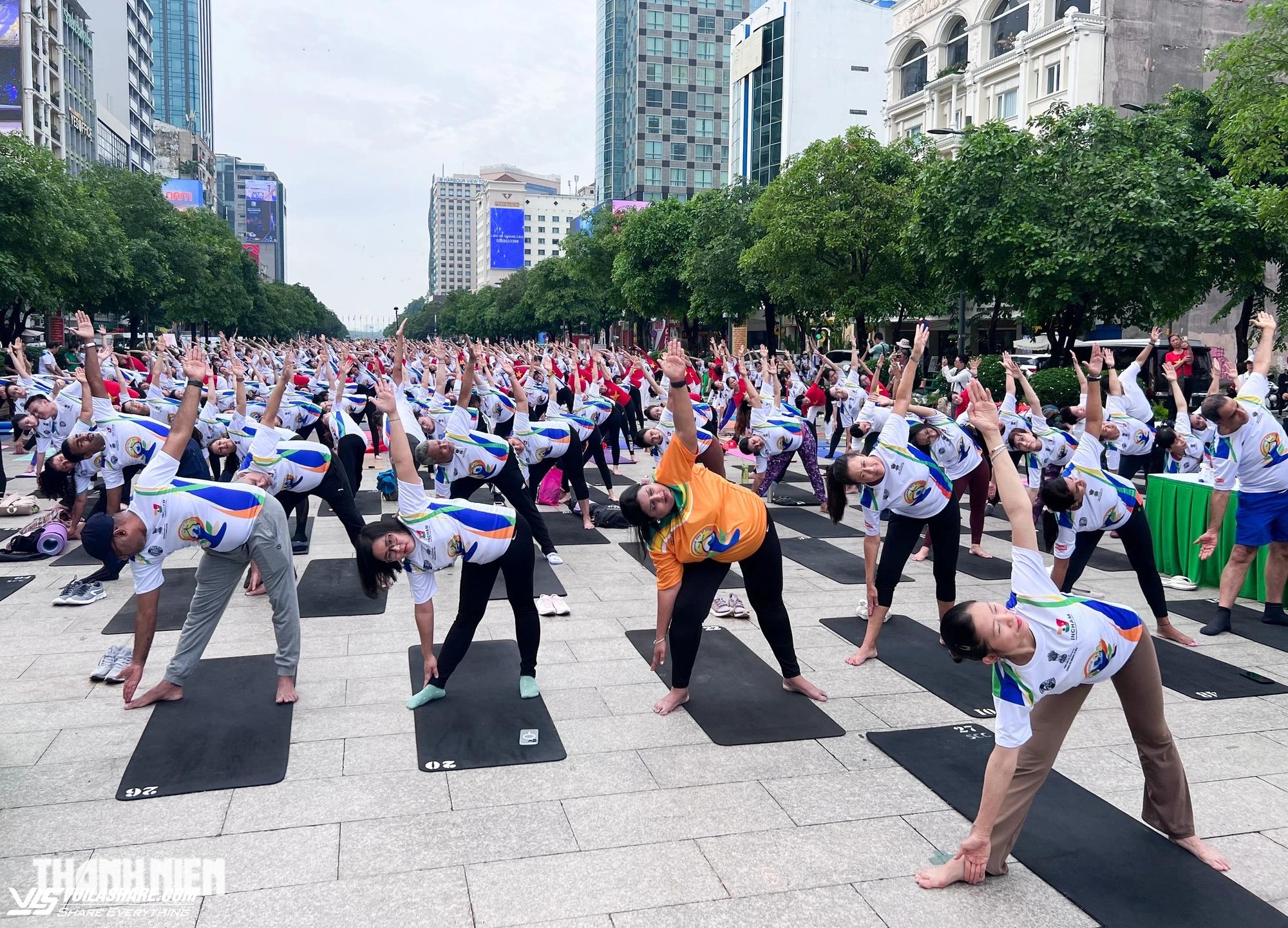 Cả ngàn người đến phố đi bộ Nguyễn Huệ tập yoga hôm nay- Ảnh 1.