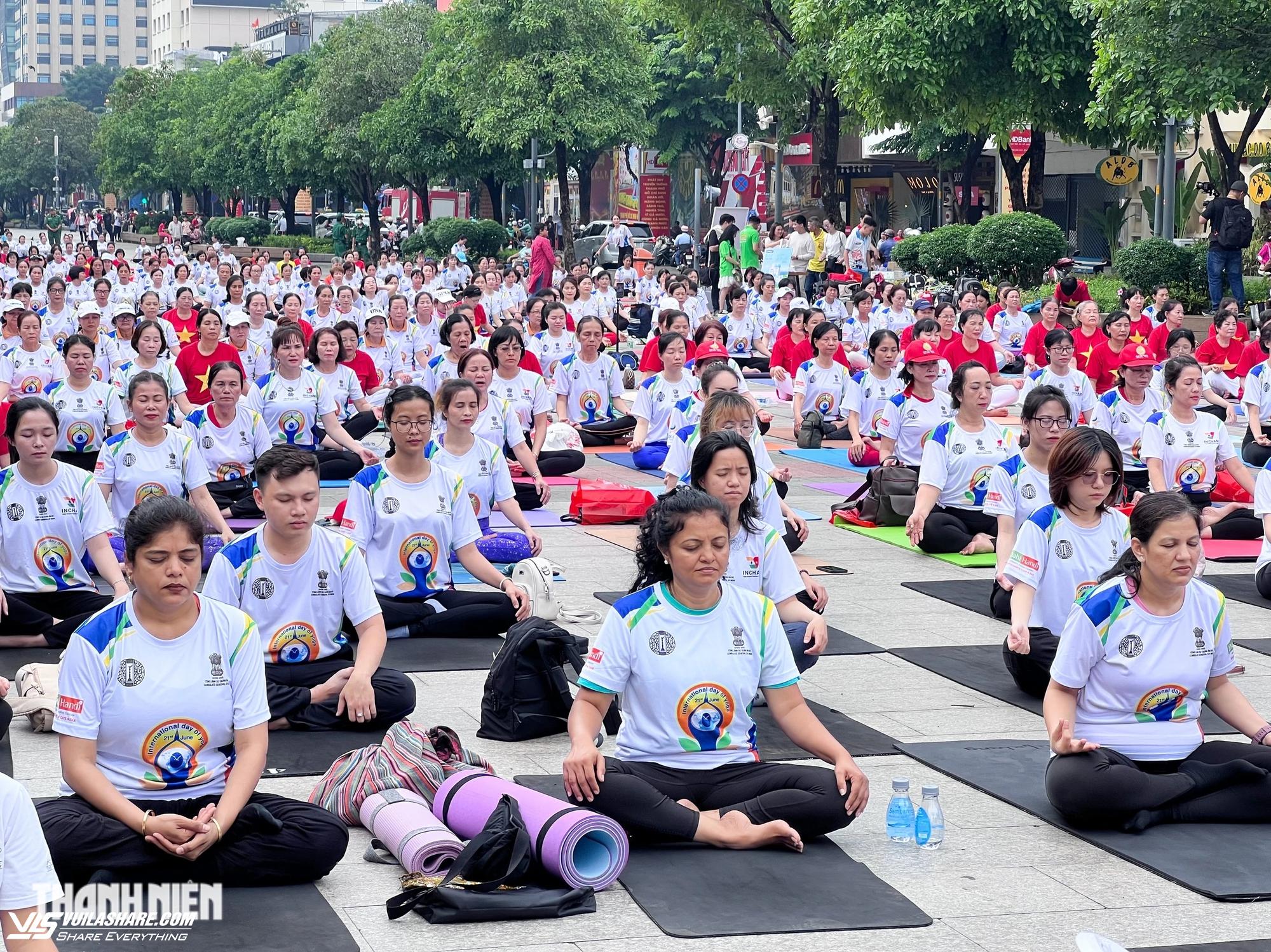 Cả ngàn người đến phố đi bộ Nguyễn Huệ tập yoga hôm nay- Ảnh 2.