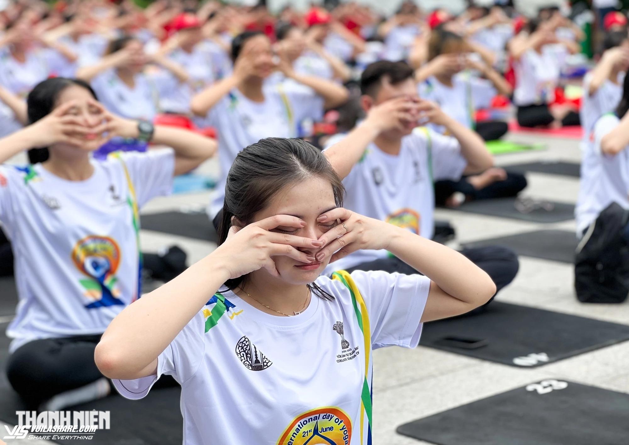 Cả ngàn người đến phố đi bộ Nguyễn Huệ tập yoga hôm nay- Ảnh 3.