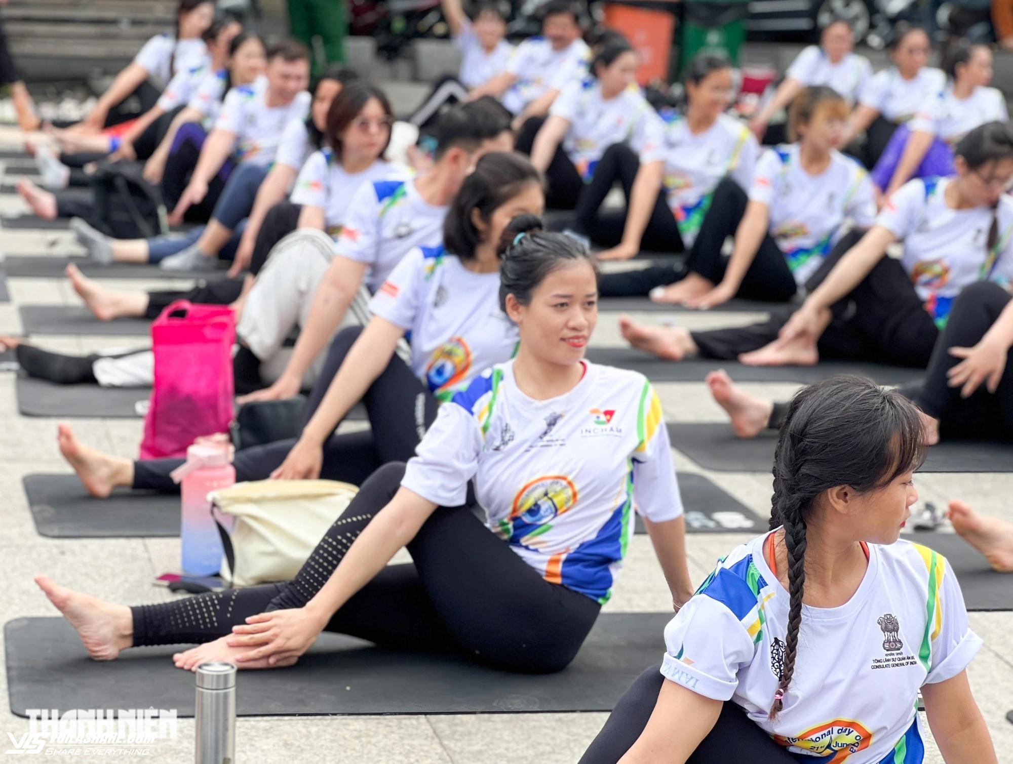 Cả ngàn người đến phố đi bộ Nguyễn Huệ tập yoga hôm nay- Ảnh 5.