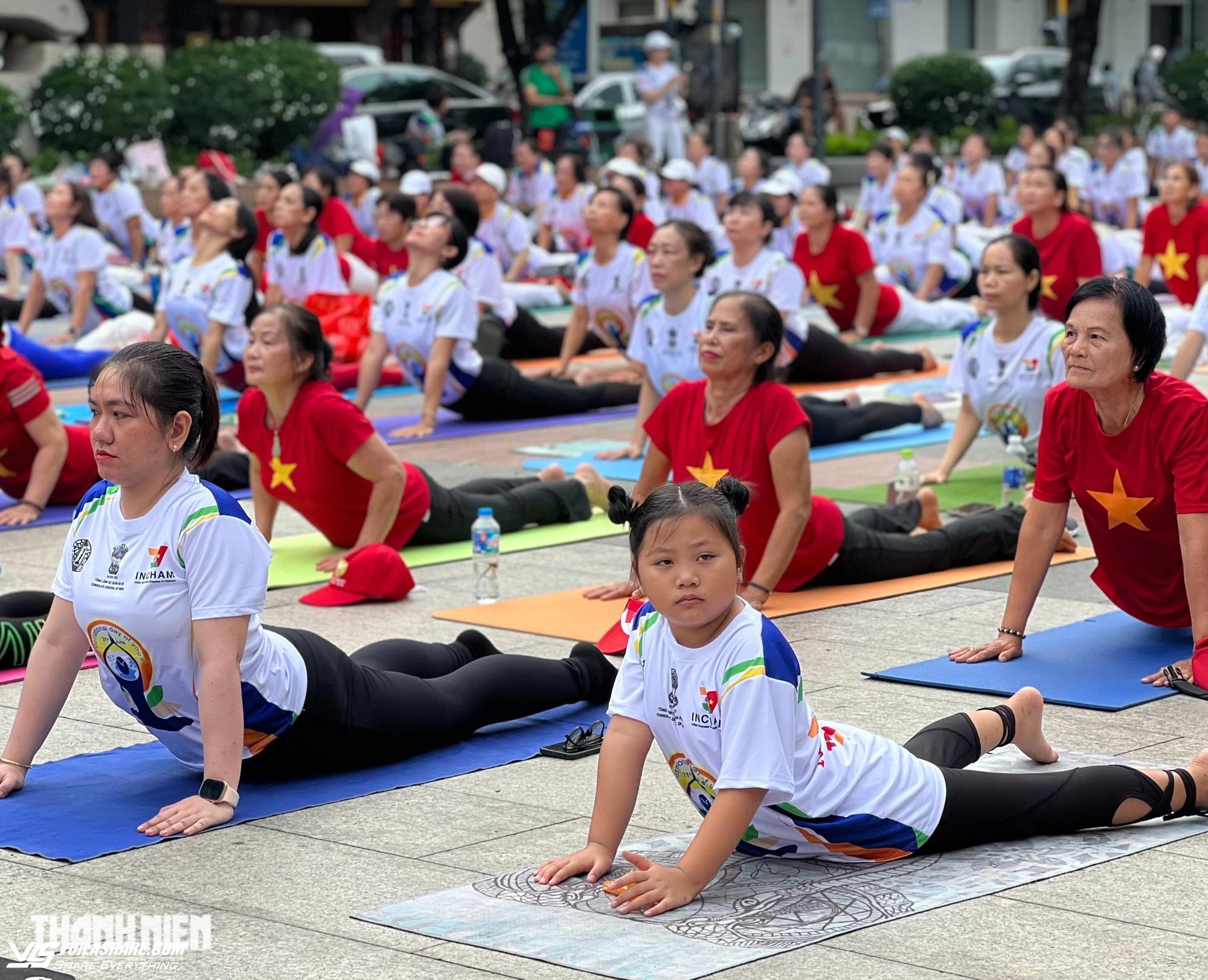 Cả ngàn người đến phố đi bộ Nguyễn Huệ tập yoga hôm nay- Ảnh 6.