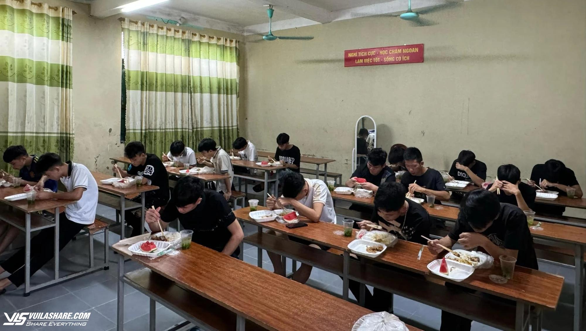 Suất cơm miễn phí ấm lòng thí sinh ở Quảng Ninh- Ảnh 3.