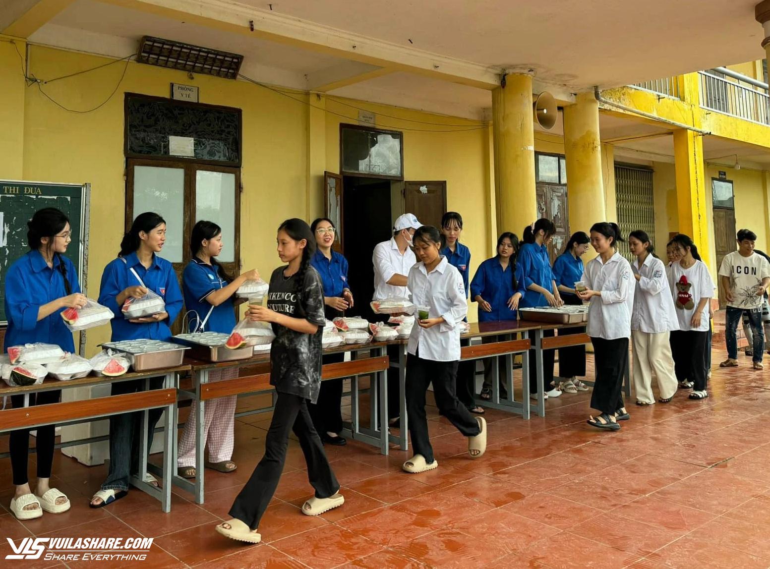 Suất cơm miễn phí ấm lòng thí sinh ở Quảng Ninh- Ảnh 2.