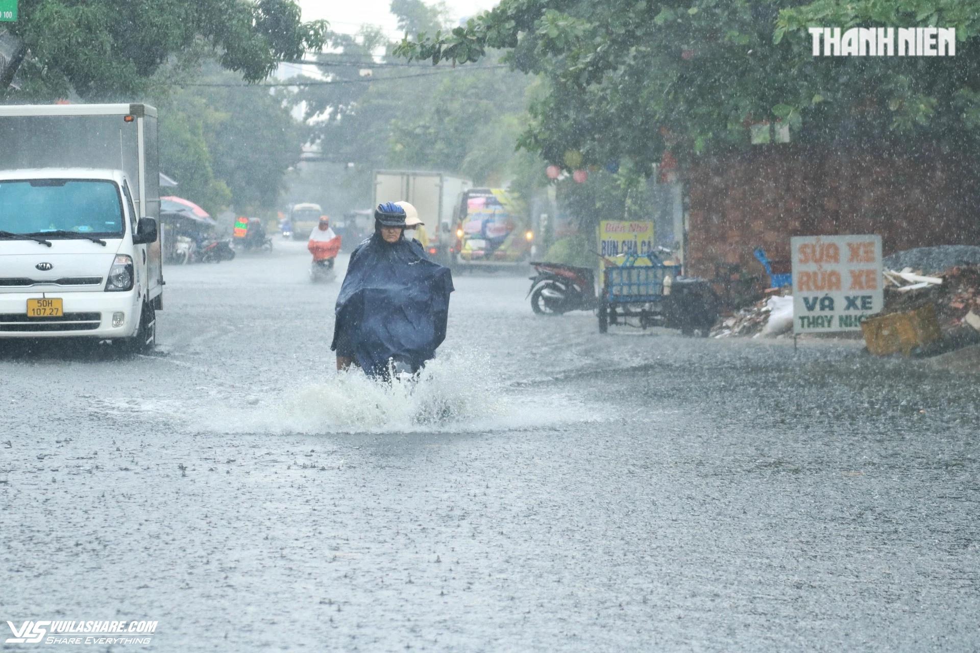 Bất ngờ mưa giữa trưa ở TP.HCM: Đường phố mênh mông 'biển nước'- Ảnh 2.