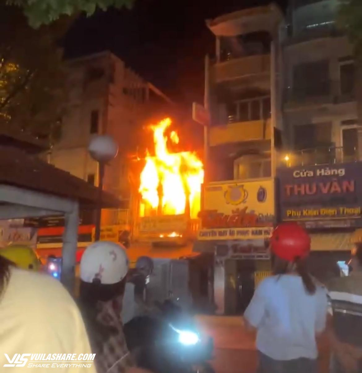 Cháy lớn cửa hàng bán giấy gần chợ Kim Biên- Ảnh 2.