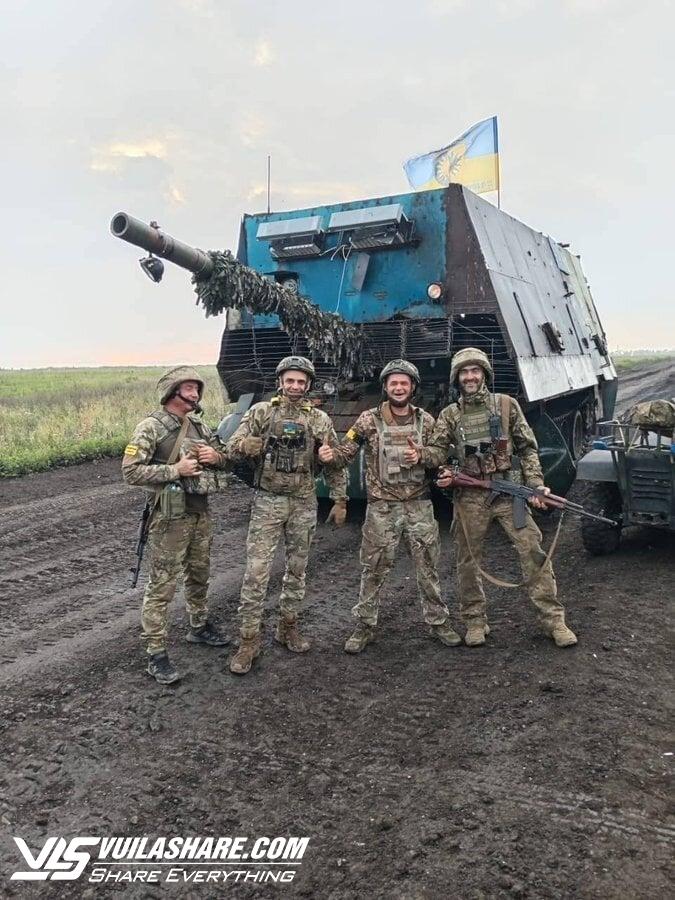 Lính Ukraine khoe chiến lợi phẩm xe tăng 'mai rùa' Nga đầu tiên- Ảnh 2.