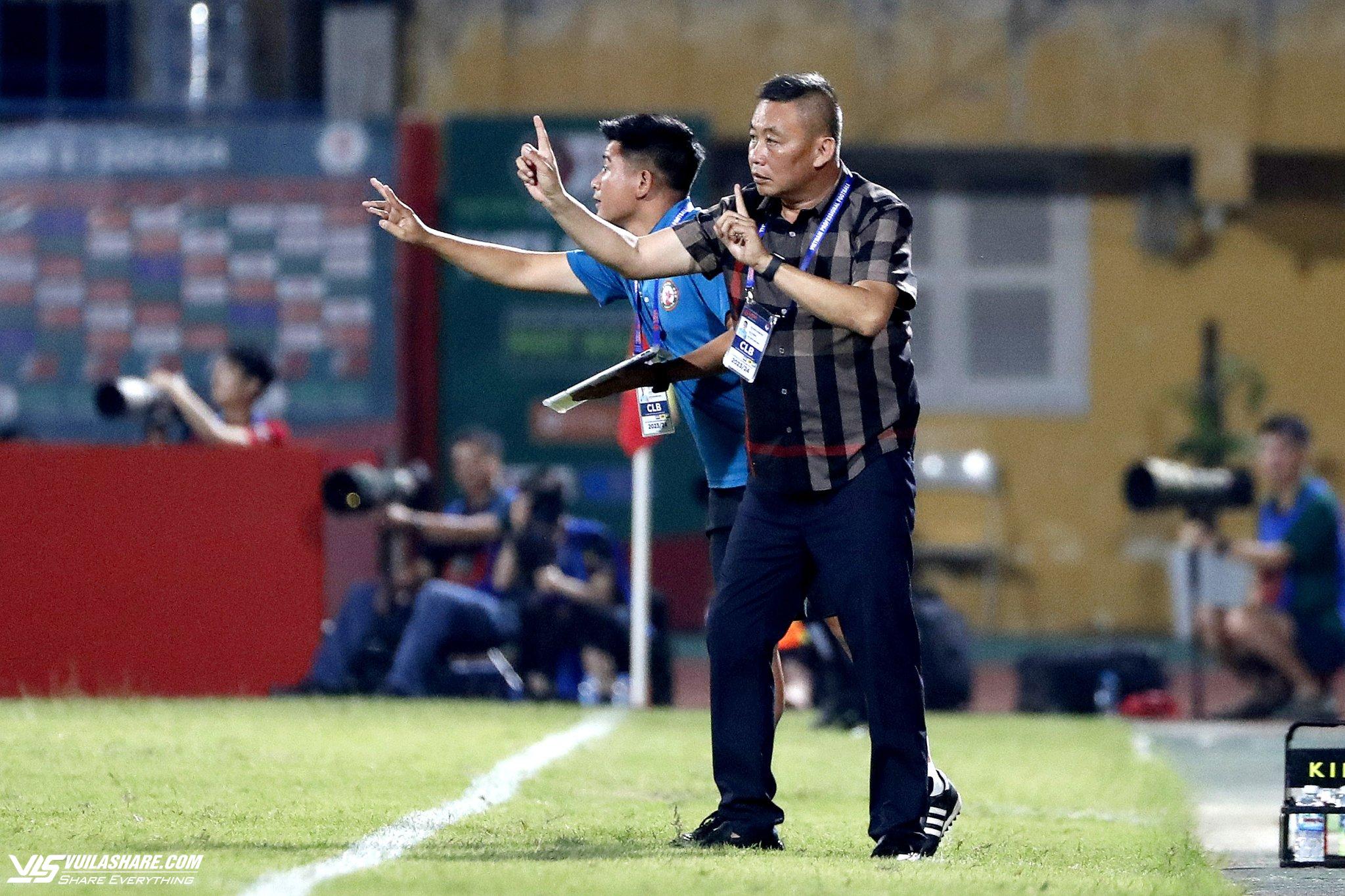 HLV Bùi Đoàn Quang Huy là ứng viên sáng giá cho cuộc đua nhà cầm quân xuất sắc nhất V-League 2023 - 2024