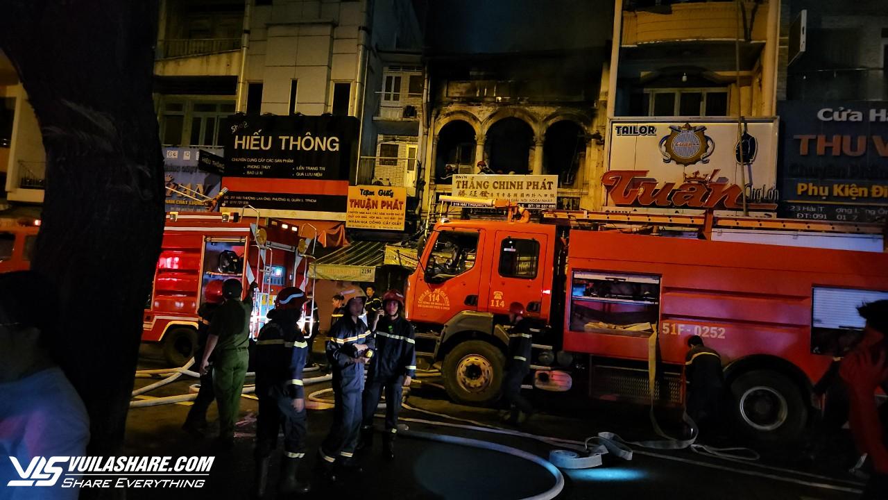 Cháy lớn cửa hàng bán giấy gần chợ Kim Biên- Ảnh 1.