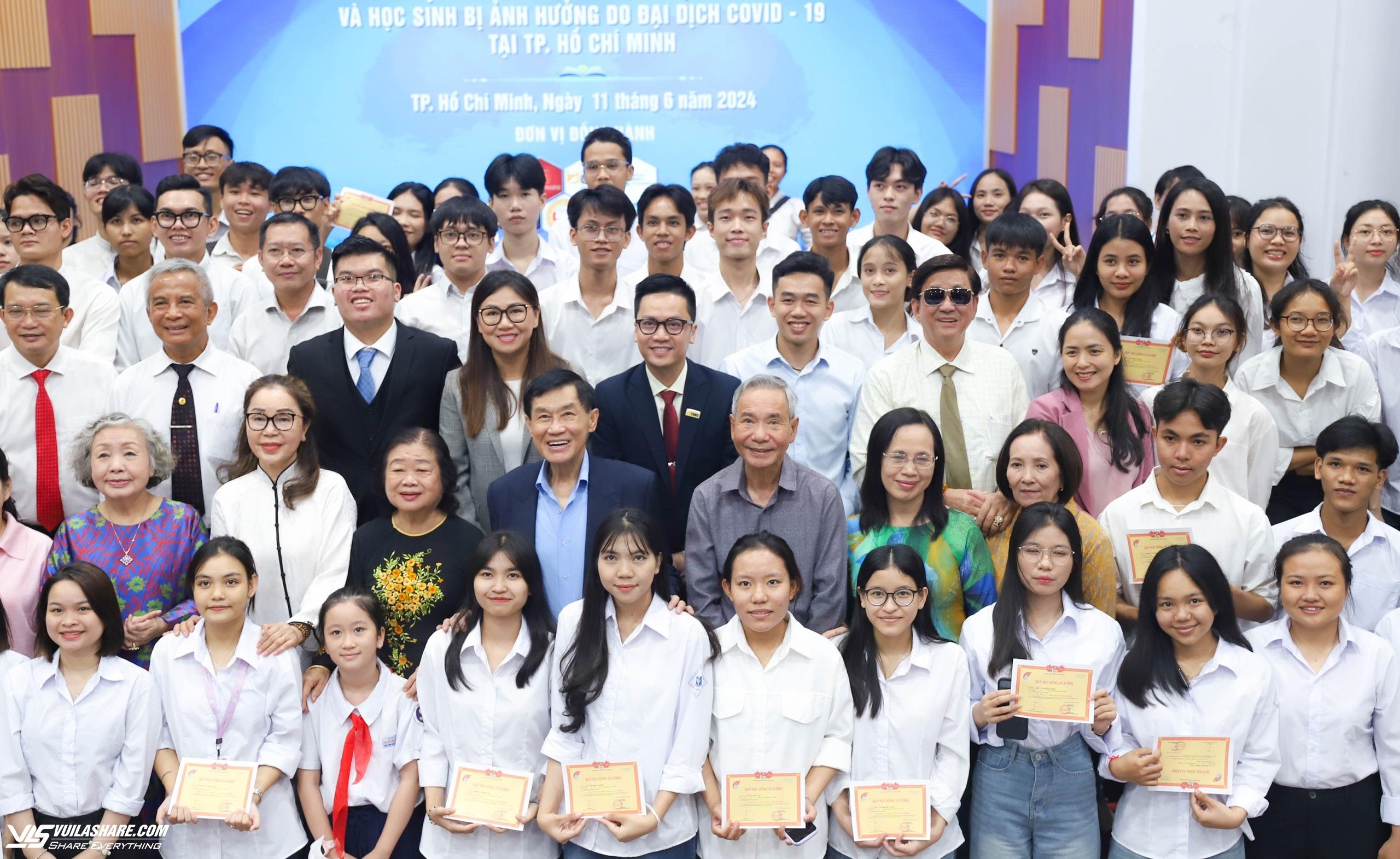 Ông Johnathan Hạnh Nguyễn đã tài trợ cho Quỹ học bổng Vừ A Dính 20 tỉ đồng- Ảnh 2.