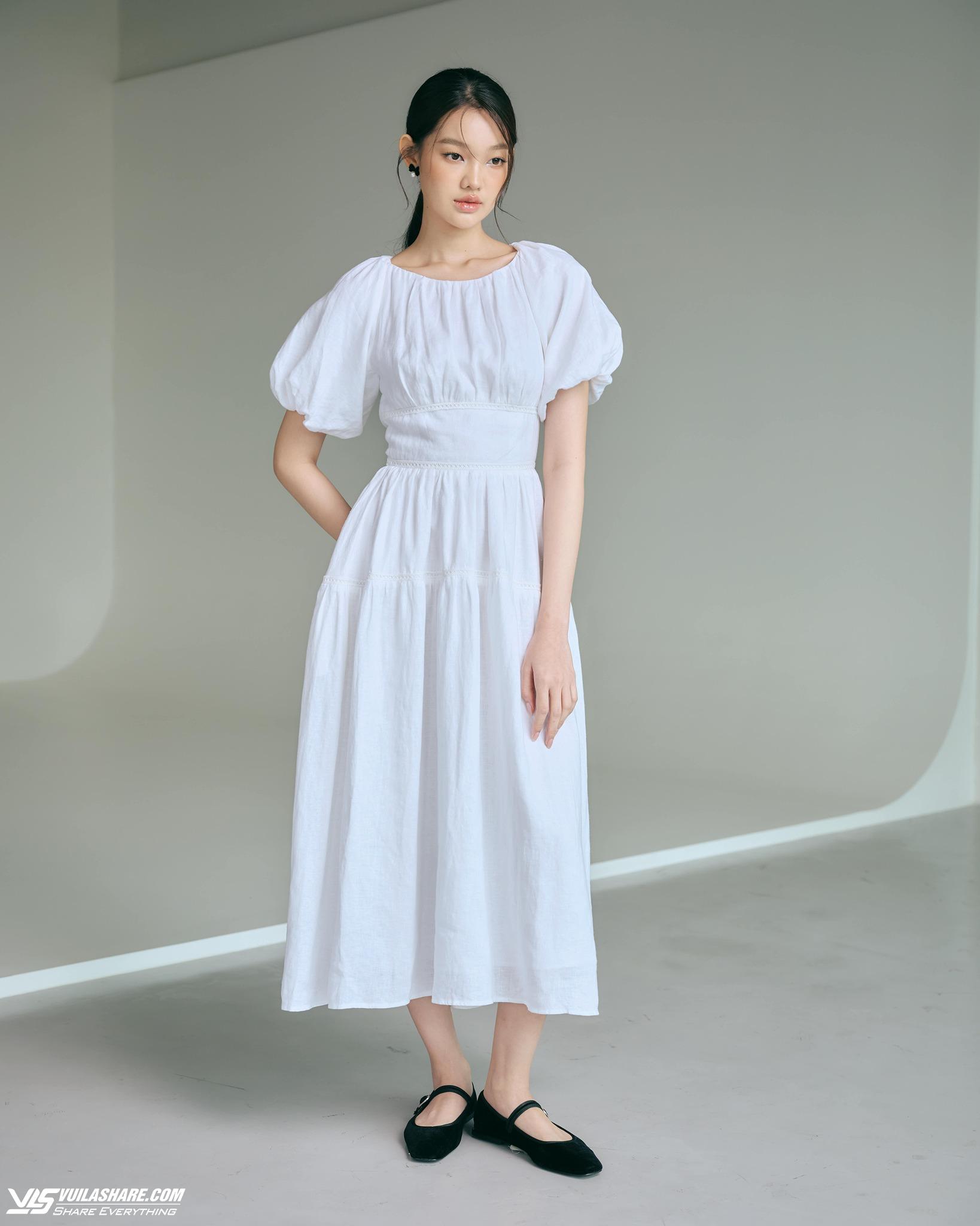 Váy hè tối giản và giày bệt là xu hướng chủ đạo trong mùa hè 2024- Ảnh 1.