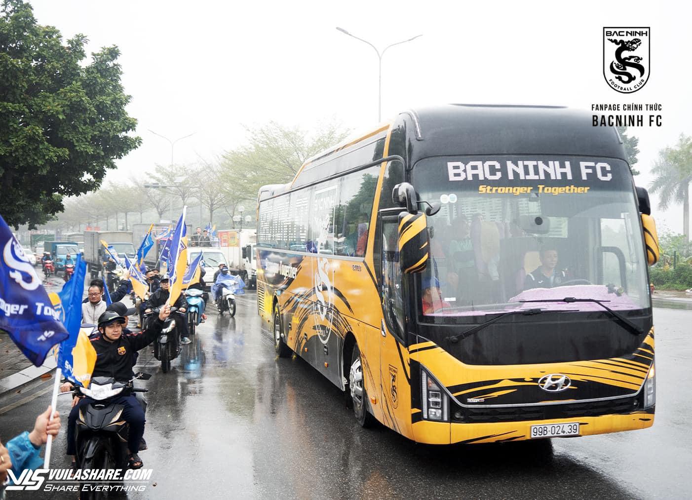 CĐV đi theo xe buýt chở đội để cổ vũ cho CLB Bắc Ninh