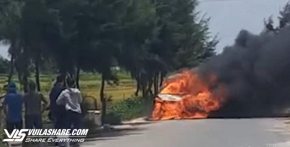 Xe ô tô Xpander Mitsubishi bốc cháy khi đang chạy- Ảnh 1.