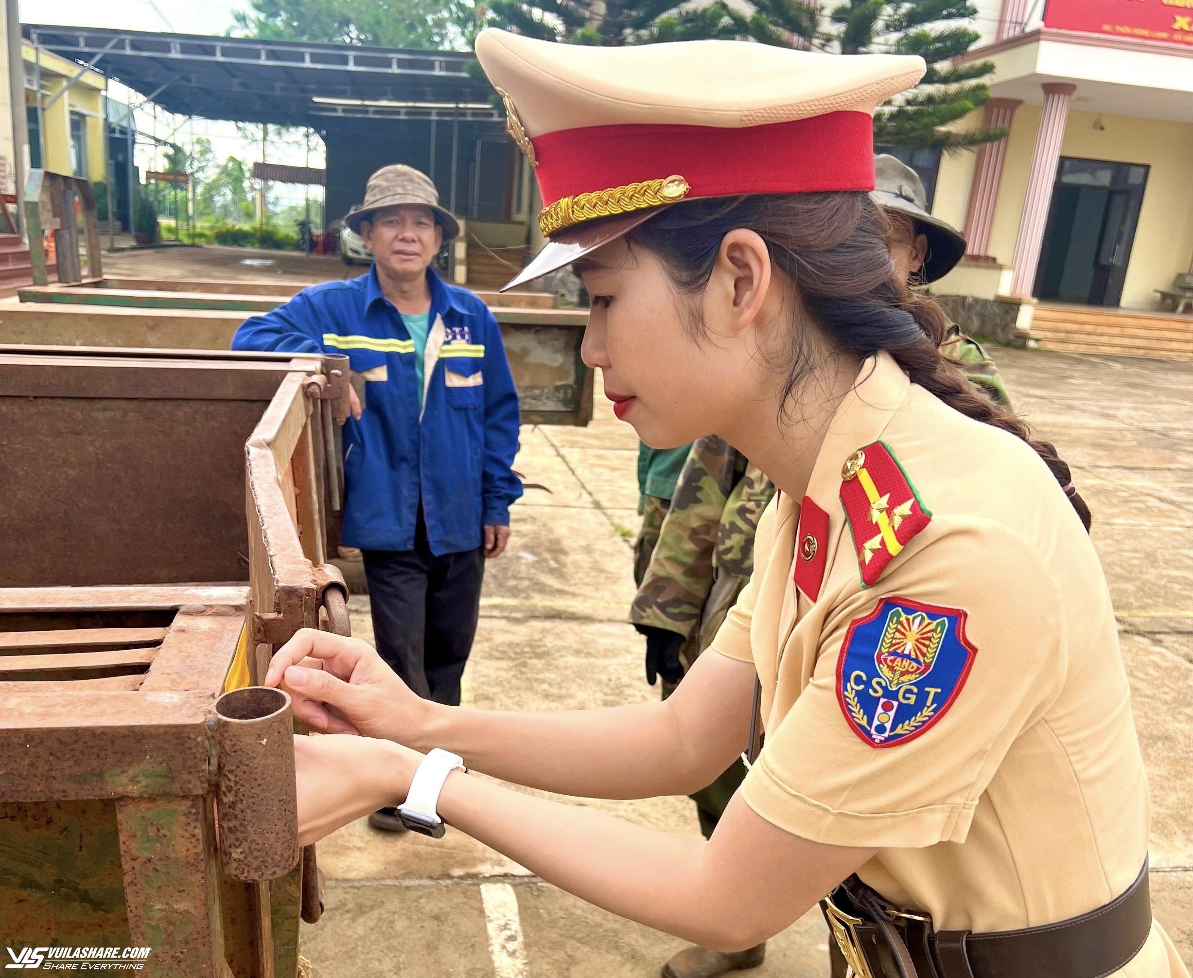 CSGT vào tận nương rẫy để dán decal phản quang cho xe công nông, máy cày- Ảnh 1.