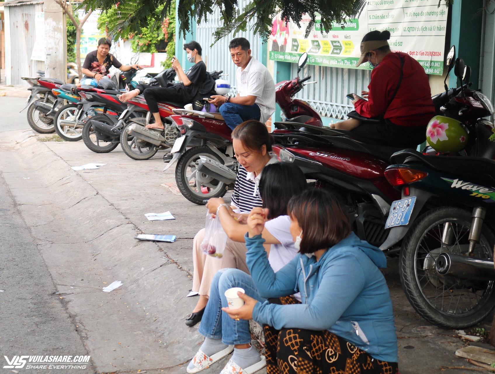 Cảm động trước hình ảnh cha mẹ 'đứng ngồi không yên' ngoài cổng trường đợi con- Ảnh 4.
