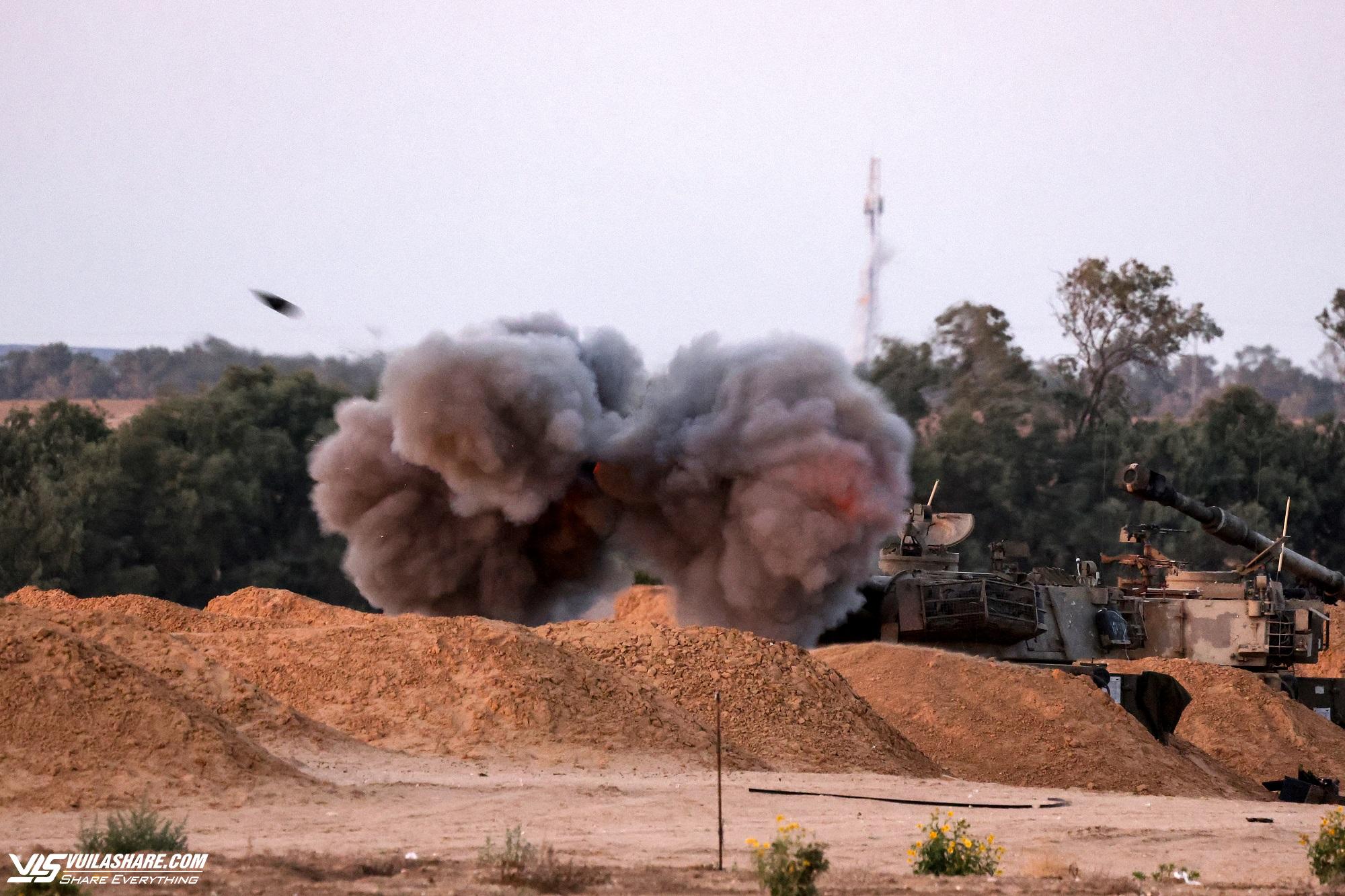 Một đơn vị pháo binh cơ động của Israel bắn đạn pháo từ vị trí biên giới ở miền nam Israel về phía Dải Gaza vào ngày 8.5