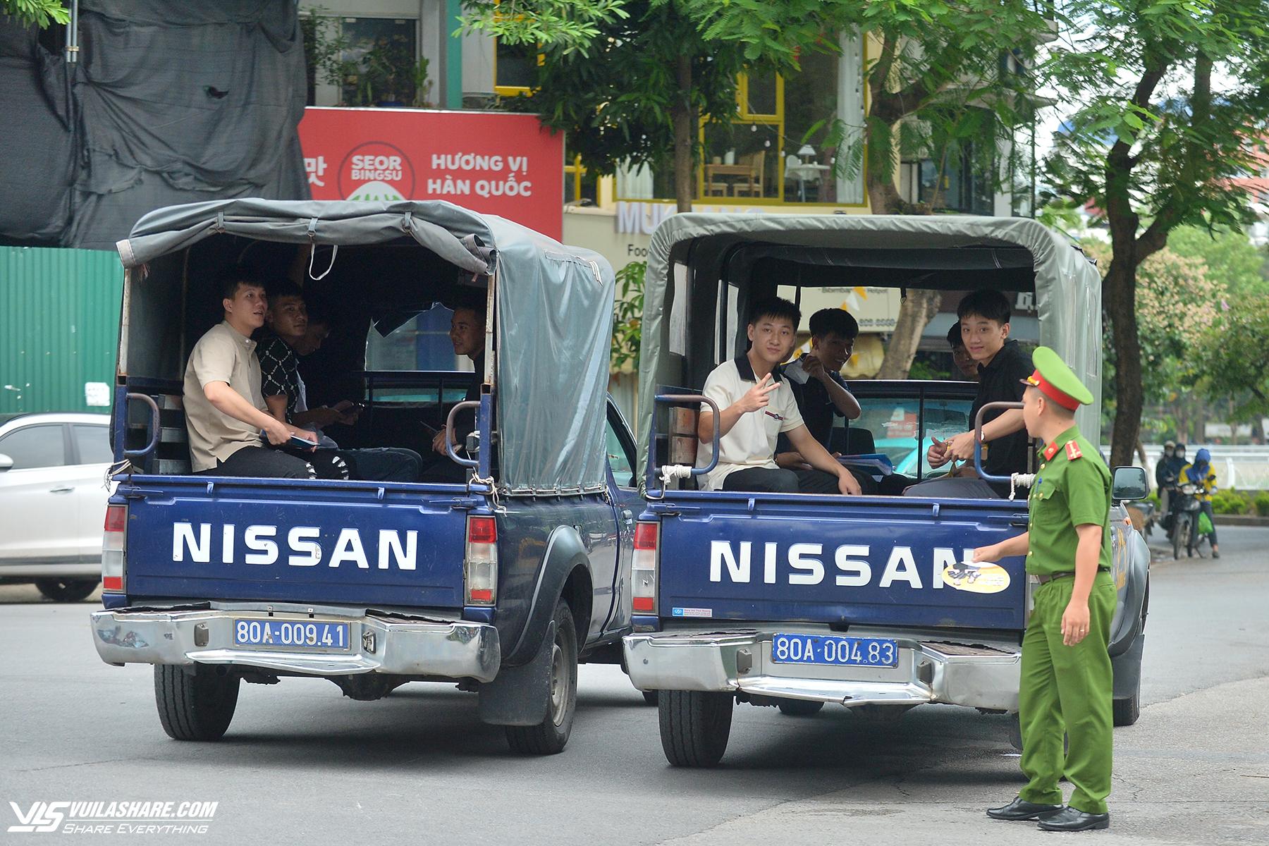 Những thí sinh Hà Nội được xe chuyên dụng 'hộ tống' đi thi tốt nghiệp 2024- Ảnh 4.
