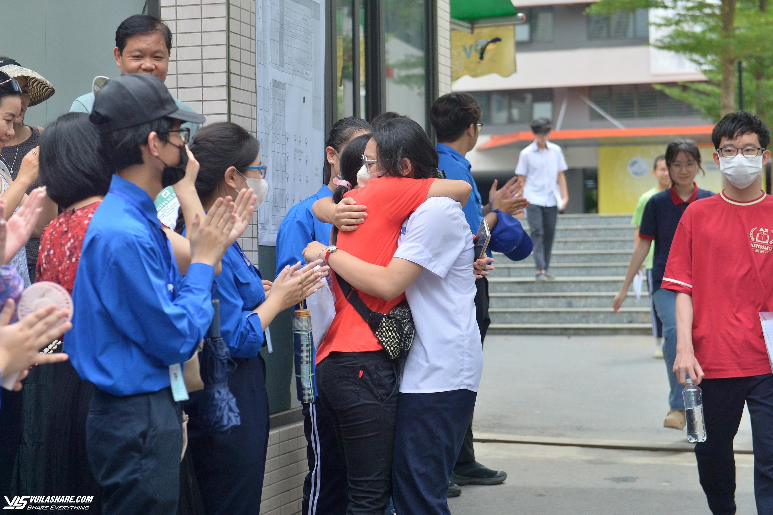 Đề văn vào lớp 10 'dễ thở', học sinh cùng phụ huynh vui mừng trước cổng trường- Ảnh 1.