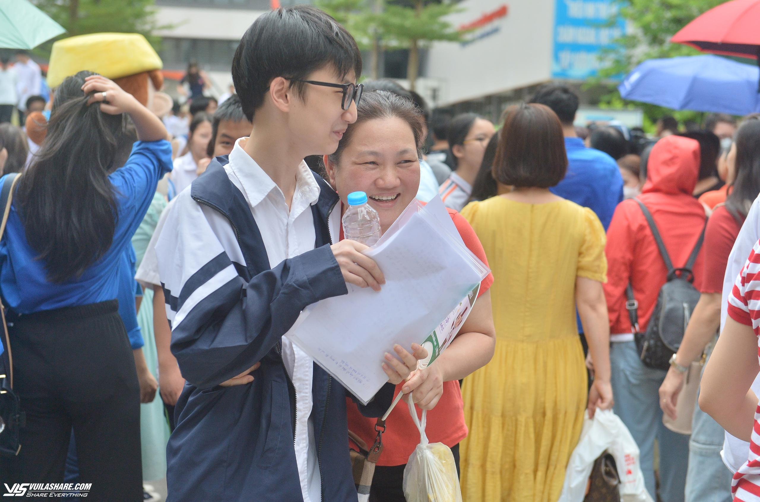 Đề văn vào lớp 10 'dễ thở', học sinh cùng phụ huynh vui mừng trước cổng trường- Ảnh 8.