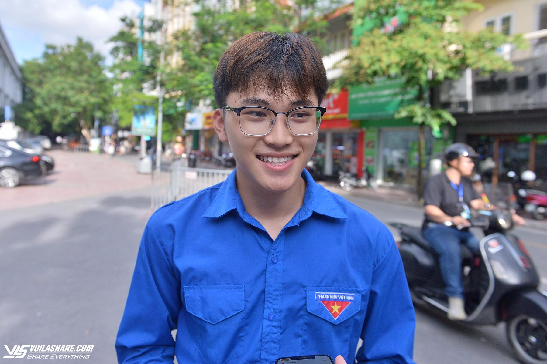 Tình nguyện viên 'min nhon' tiếp lửa cho sĩ tử Hà Nội thi tốt nghiệp THPT 2024- Ảnh 4.