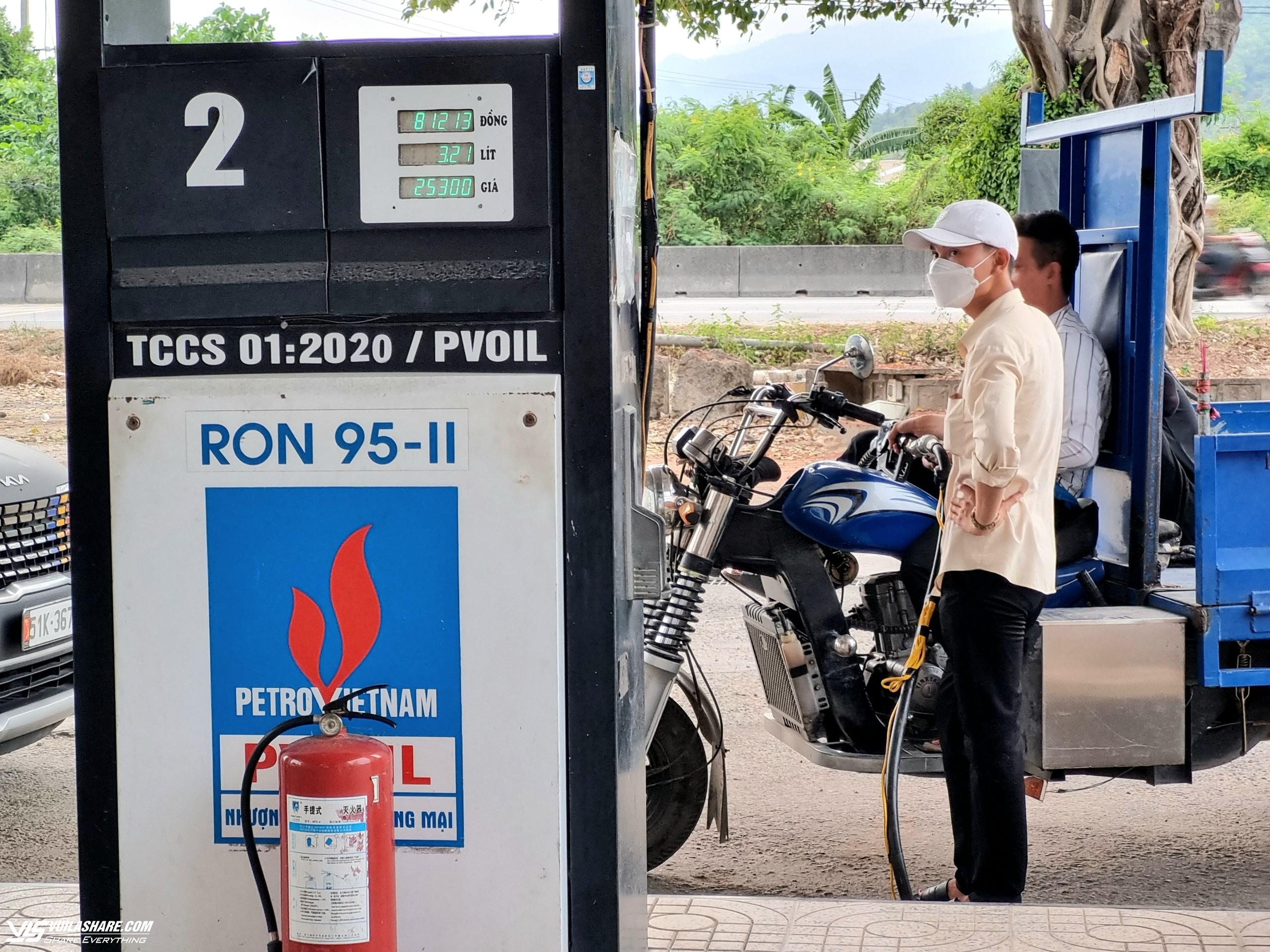 Giá xăng dầu hôm nay 17.6.2024: Giữ đà giảm nhẹ- Ảnh 1.