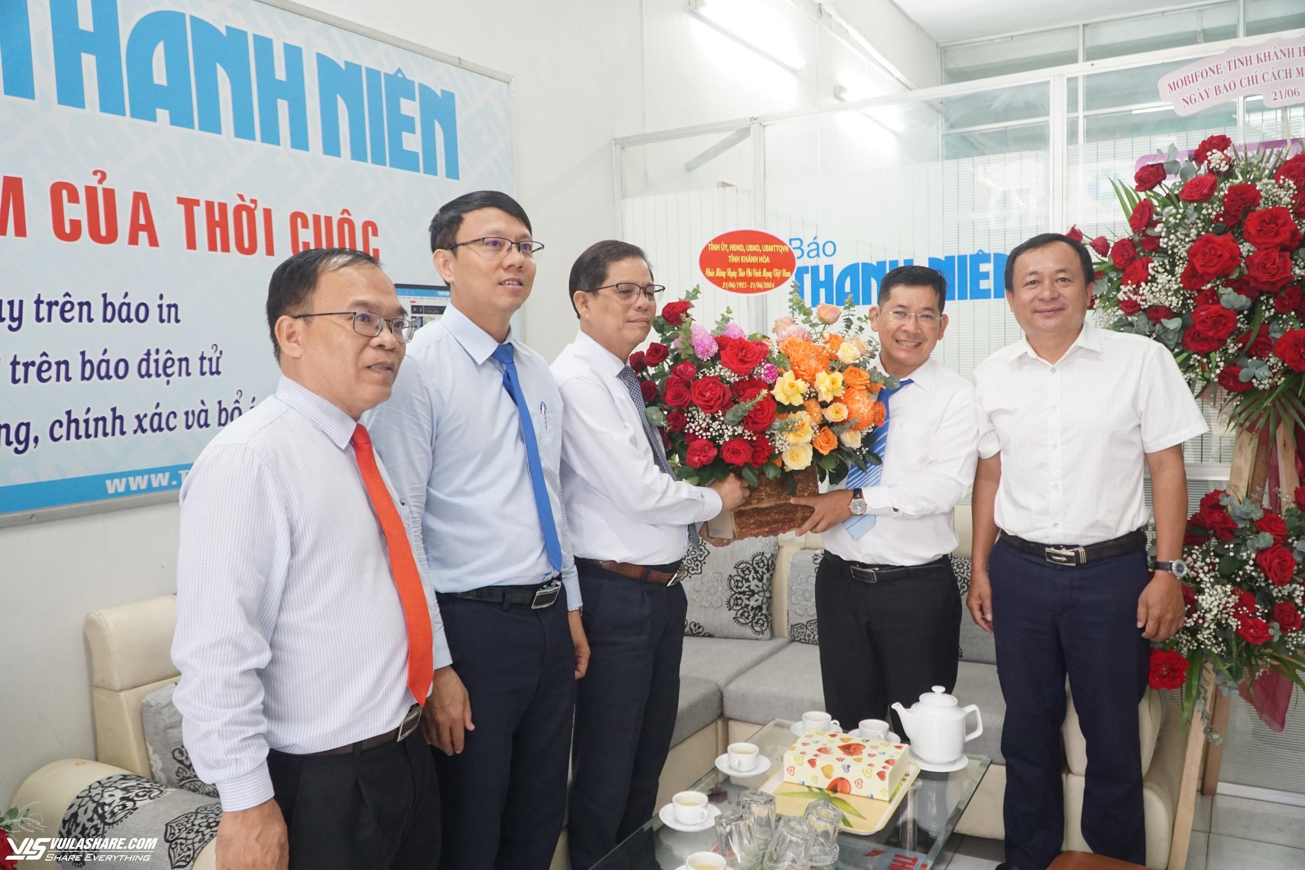 Chủ tịch Khánh Hòa Nguyễn Tấn Tuân thăm, chúc mừng Báo Thanh Niên- Ảnh 1.