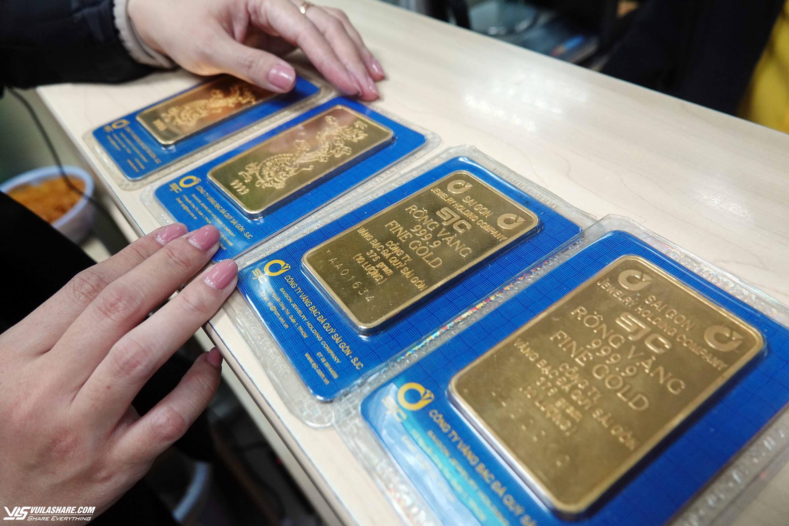 Người dân chỉ được mua bán vàng miếng SJC tại các tổ chức được cấp phép- Ảnh 1.